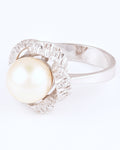 Eleganter Mid-Century Vintage-Ring mit schimmernder Perle und skulpturaler Strukturfassung