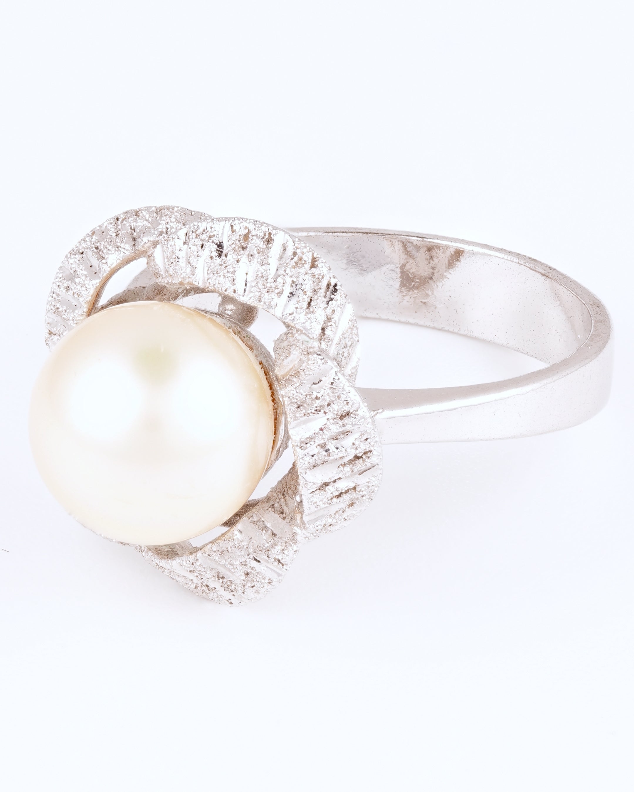 Eleganter Mid-Century Vintage-Ring mit schimmernder Perle und skulpturaler Strukturfassung