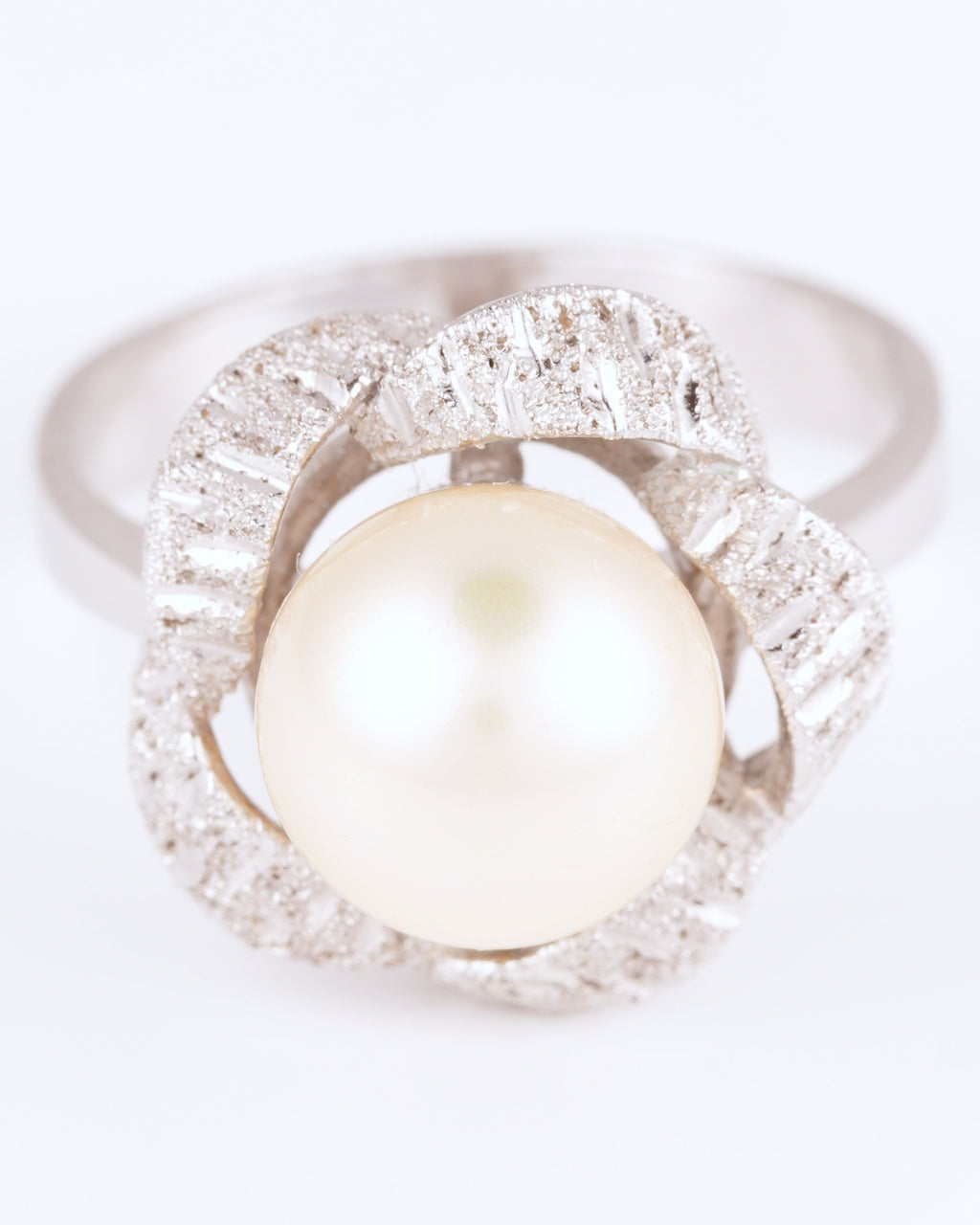 Eleganter Mid-Century Vintage-Ring mit schimmernder Perle und skulpturaler Strukturfassung