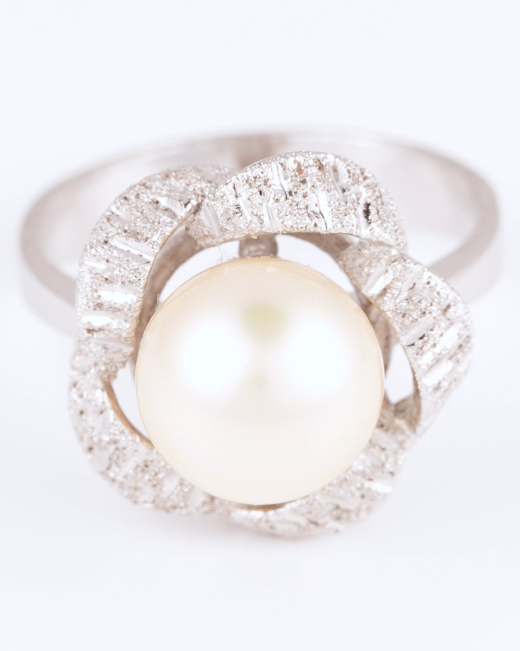 Eleganter Mid-Century Vintage-Ring mit schimmernder Perle und skulpturaler Strukturfassung