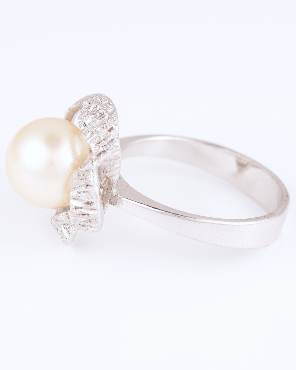 Eleganter Mid-Century Vintage-Ring mit schimmernder Perle und skulpturaler Strukturfassung
