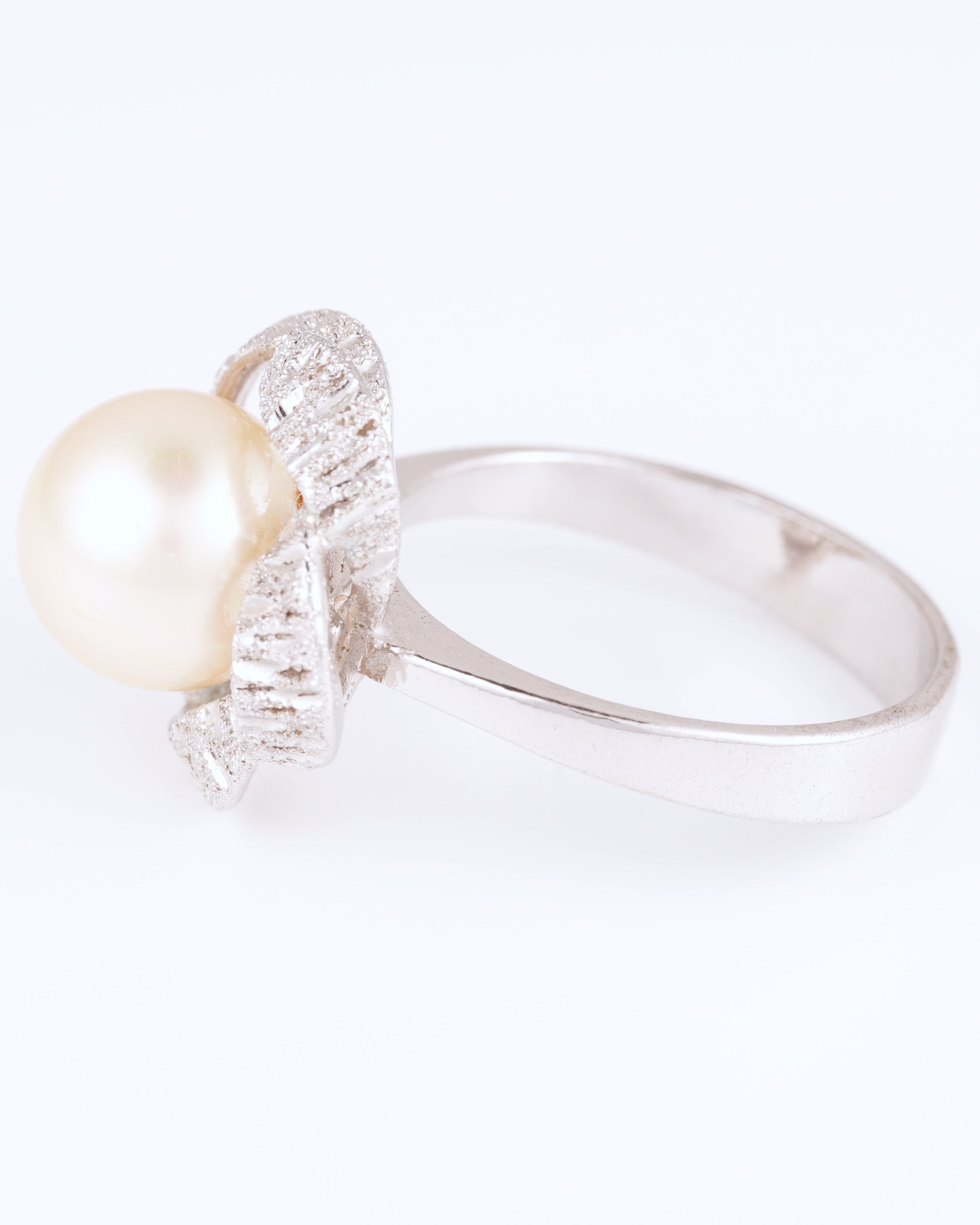 Eleganter Mid-Century Vintage-Ring mit schimmernder Perle und skulpturaler Strukturfassung