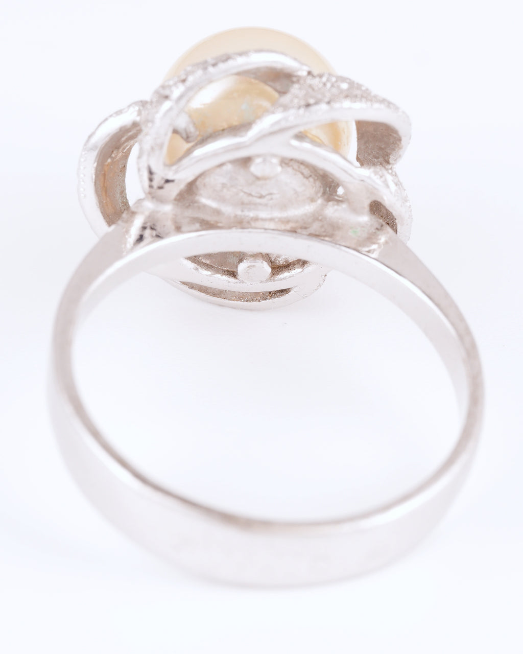 Eleganter Mid-Century Vintage-Ring mit schimmernder Perle und skulpturaler Strukturfassung