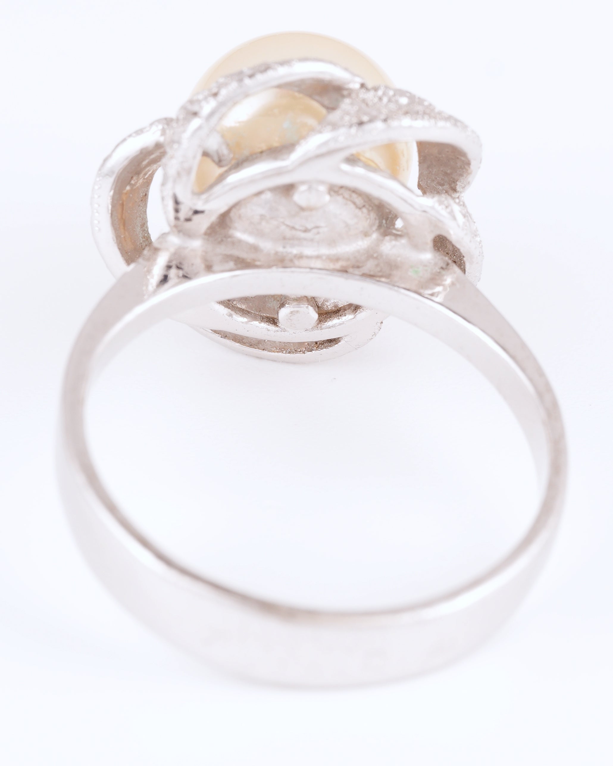Eleganter Mid-Century Vintage-Ring mit schimmernder Perle und skulpturaler Strukturfassung