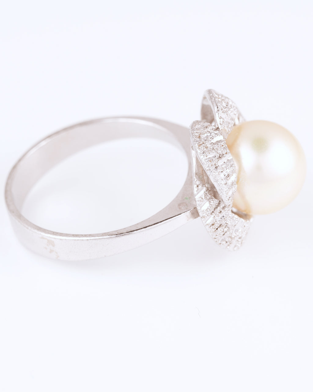 Eleganter Mid-Century Vintage-Ring mit schimmernder Perle und skulpturaler Strukturfassung