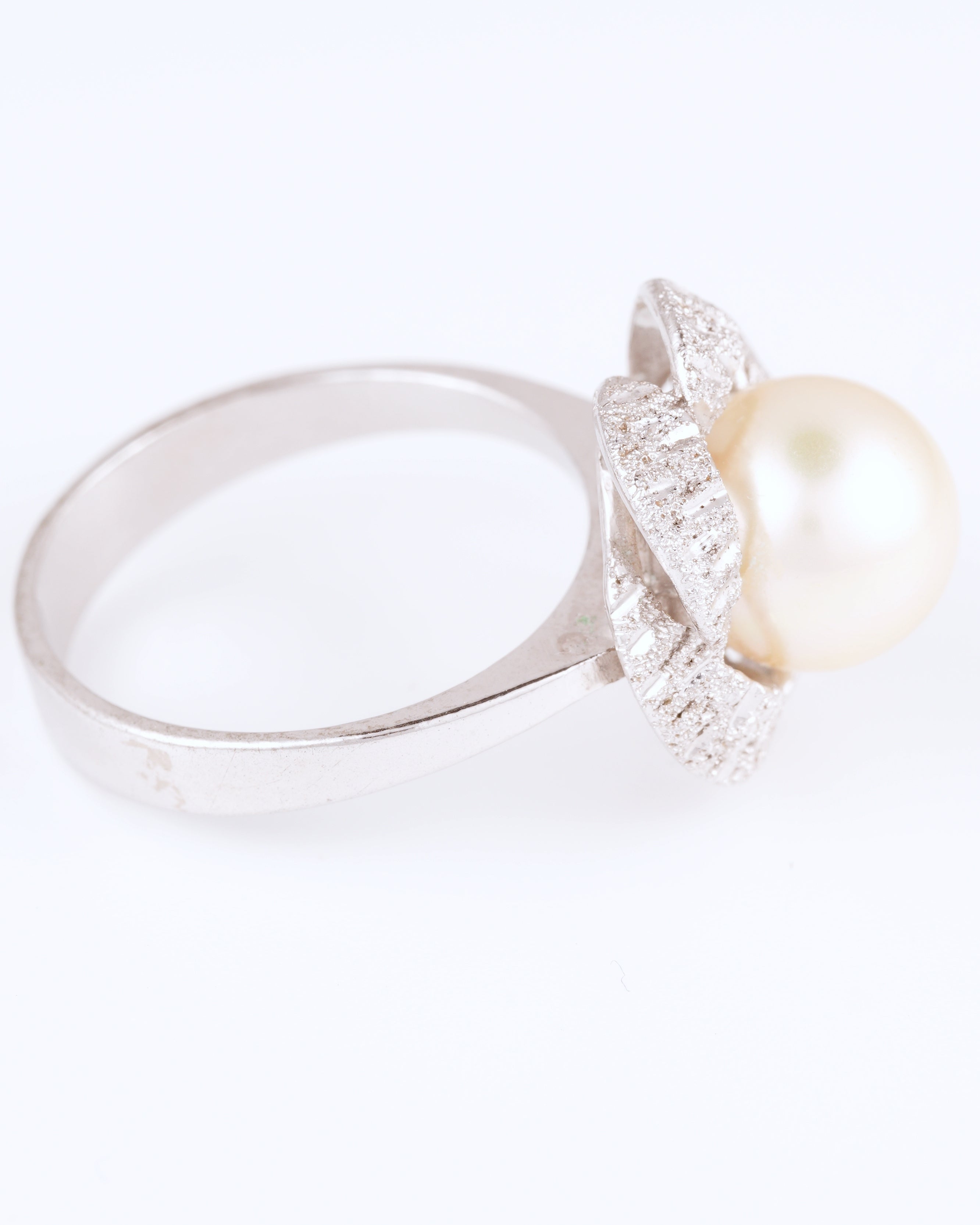 Eleganter Mid-Century Vintage-Ring mit schimmernder Perle und skulpturaler Strukturfassung