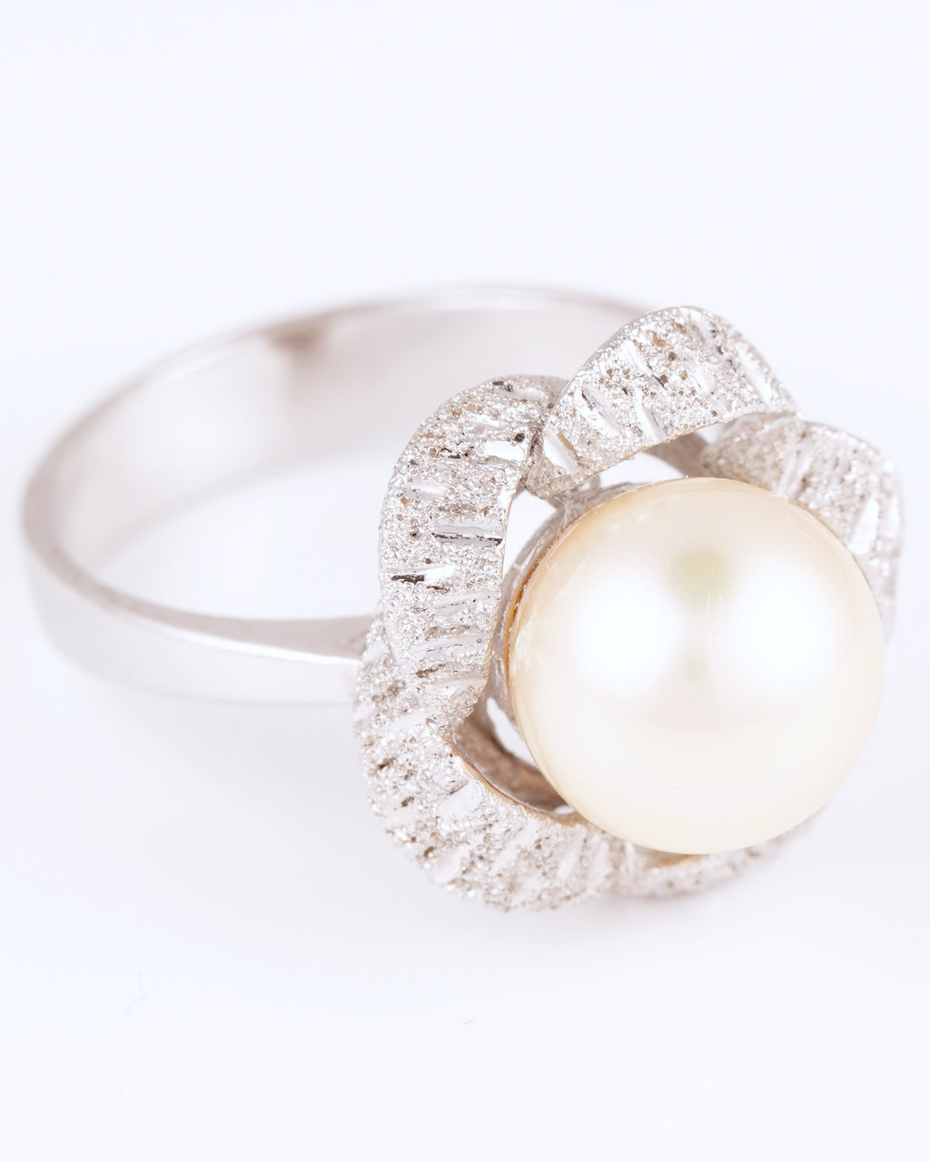 Eleganter Mid-Century Vintage-Ring mit schimmernder Perle und skulpturaler Strukturfassung