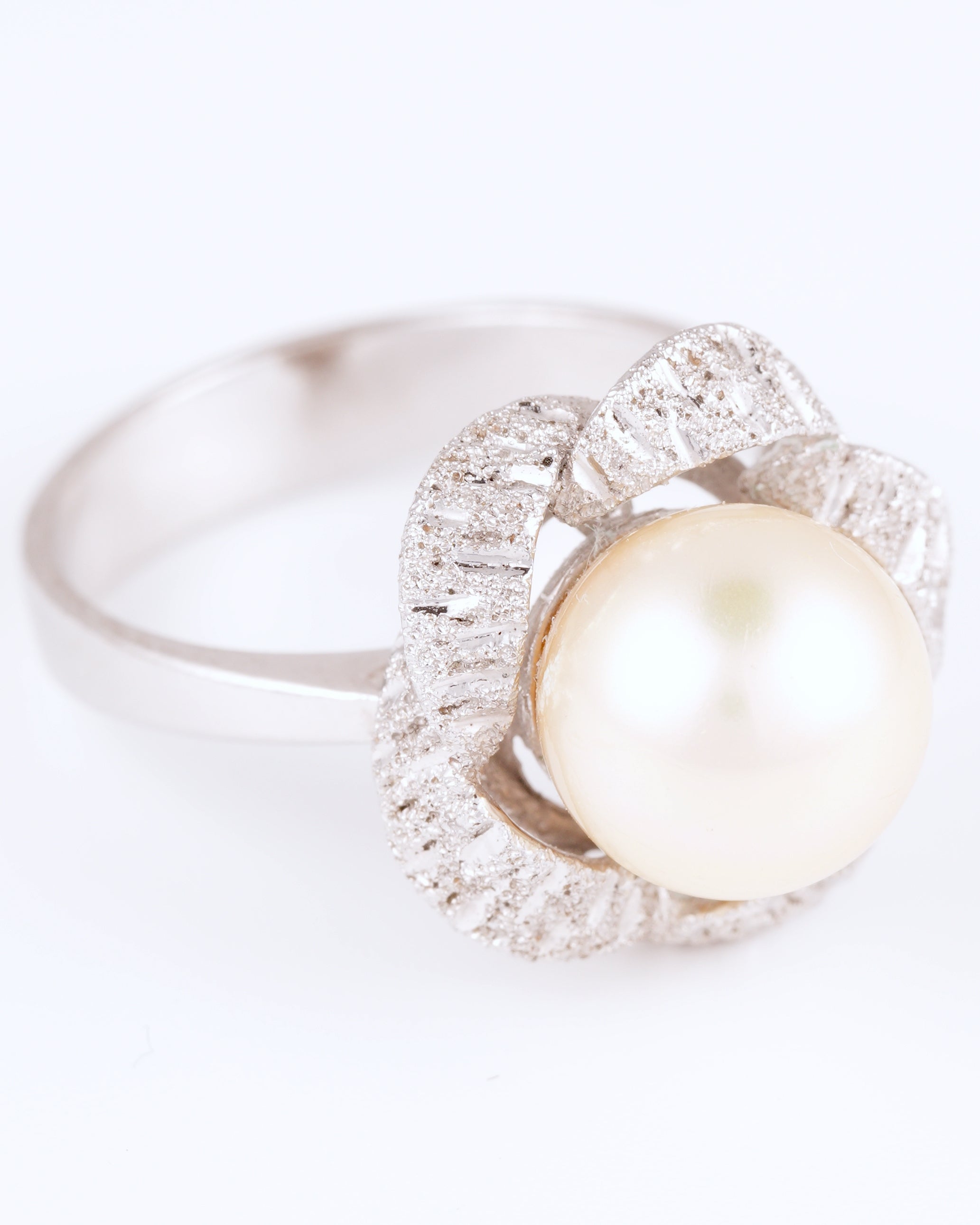 Eleganter Mid-Century Vintage-Ring mit schimmernder Perle und skulpturaler Strukturfassung