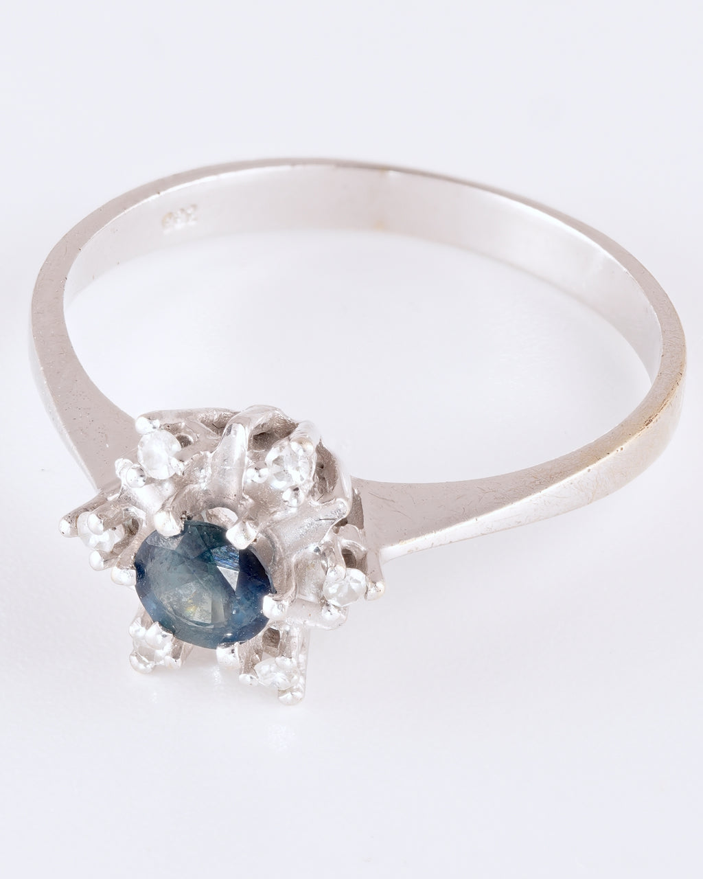 Zeitlos eleganter Entourage-Ring im klassischen Design mit funkelndem Kranz