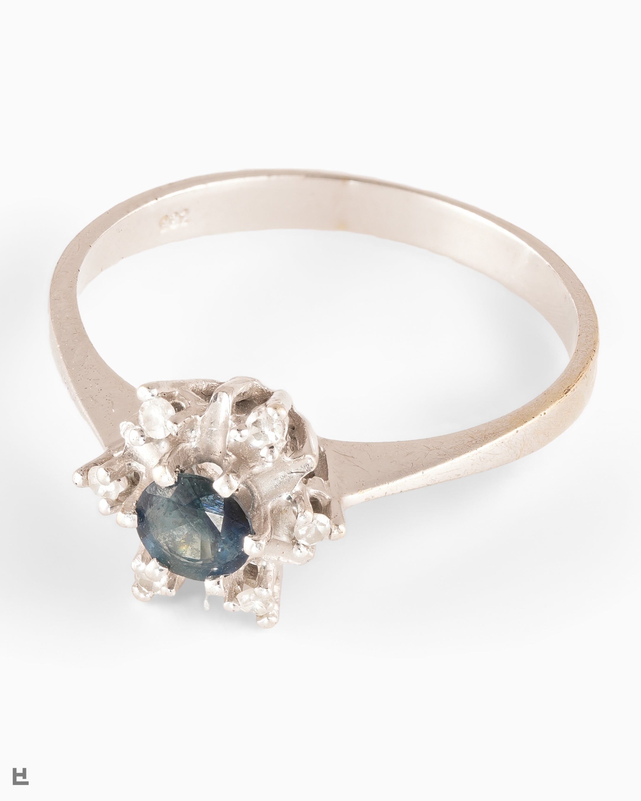 Zeitlos eleganter Entourage-Ring im klassischen Design mit funkelndem Kranz