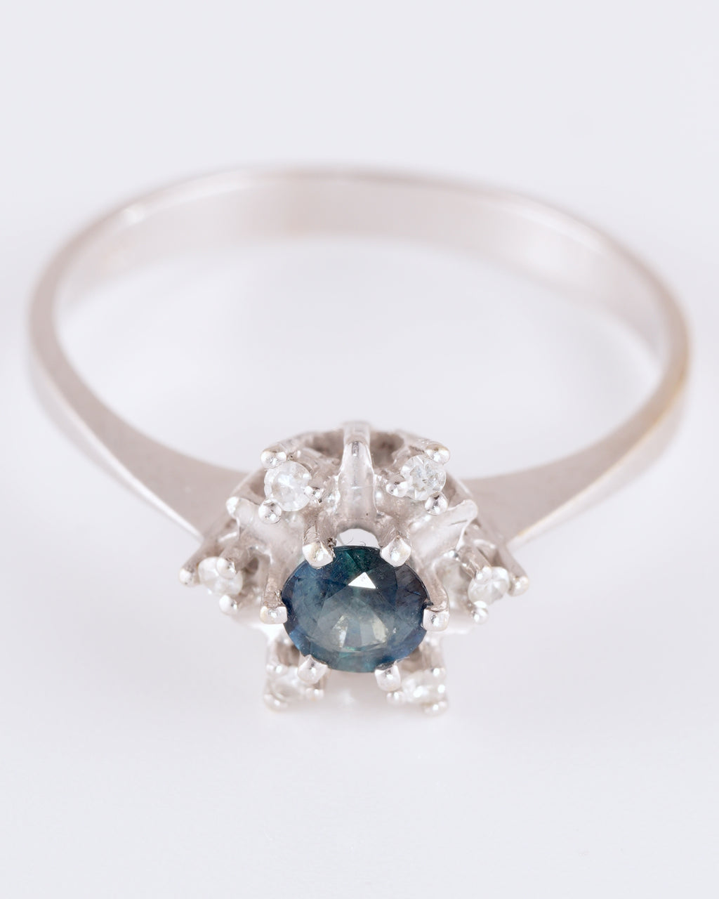 Zeitlos eleganter Entourage-Ring im klassischen Design mit funkelndem Kranz