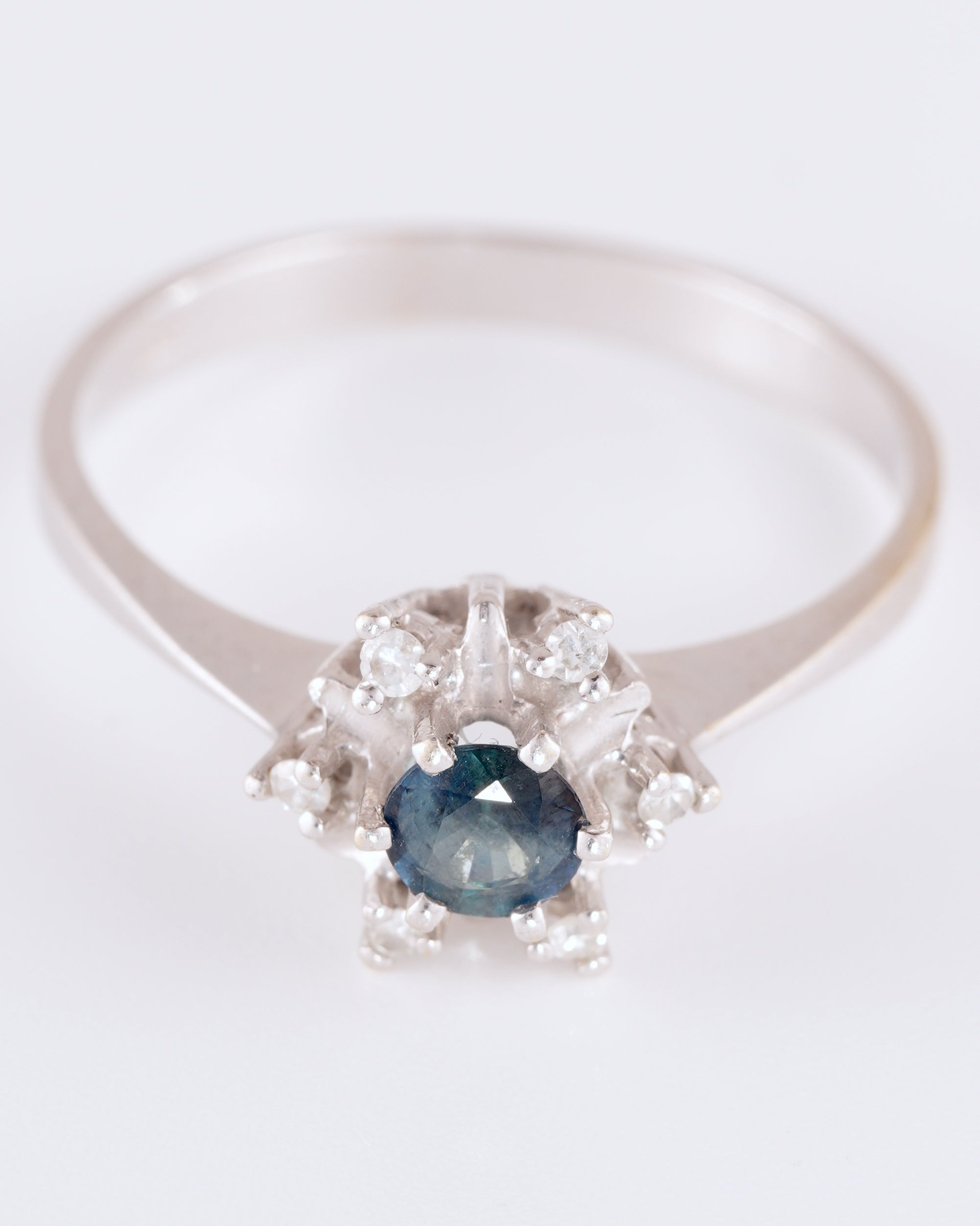 Zeitlos eleganter Entourage-Ring im klassischen Design mit funkelndem Kranz