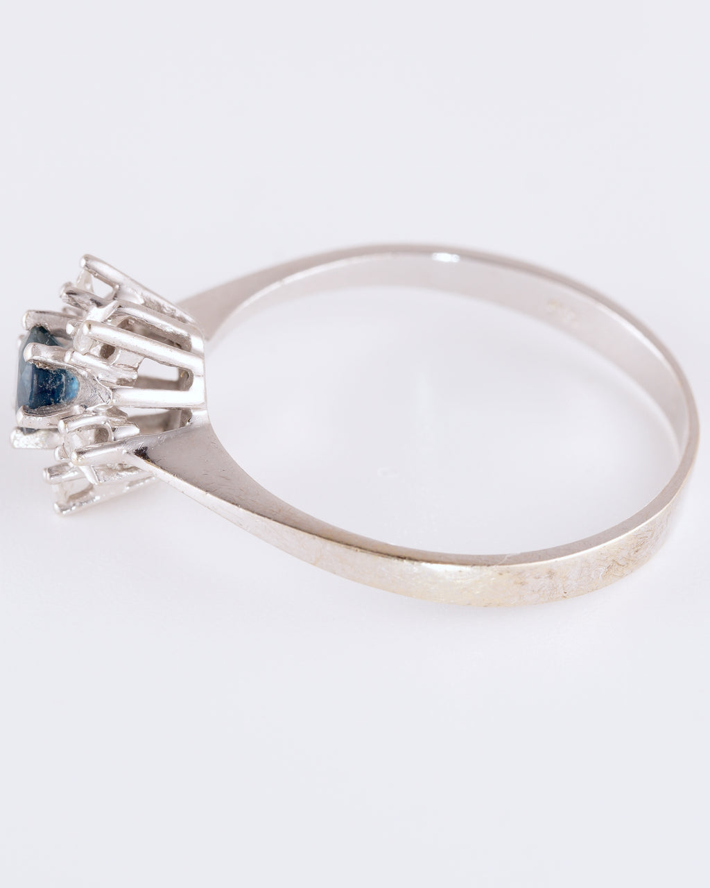 Zeitlos eleganter Entourage-Ring im klassischen Design mit funkelndem Kranz