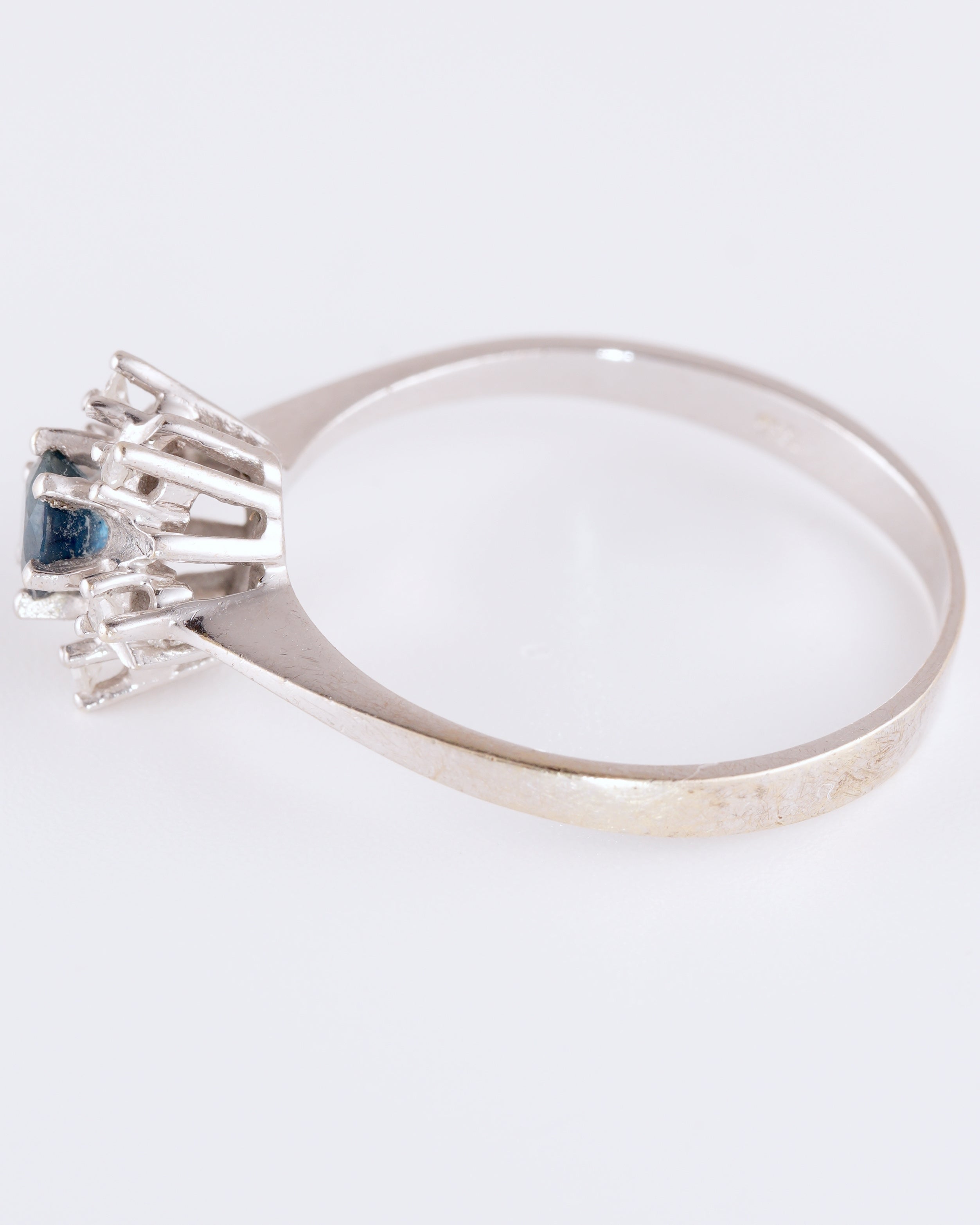 Zeitlos eleganter Entourage-Ring im klassischen Design mit funkelndem Kranz