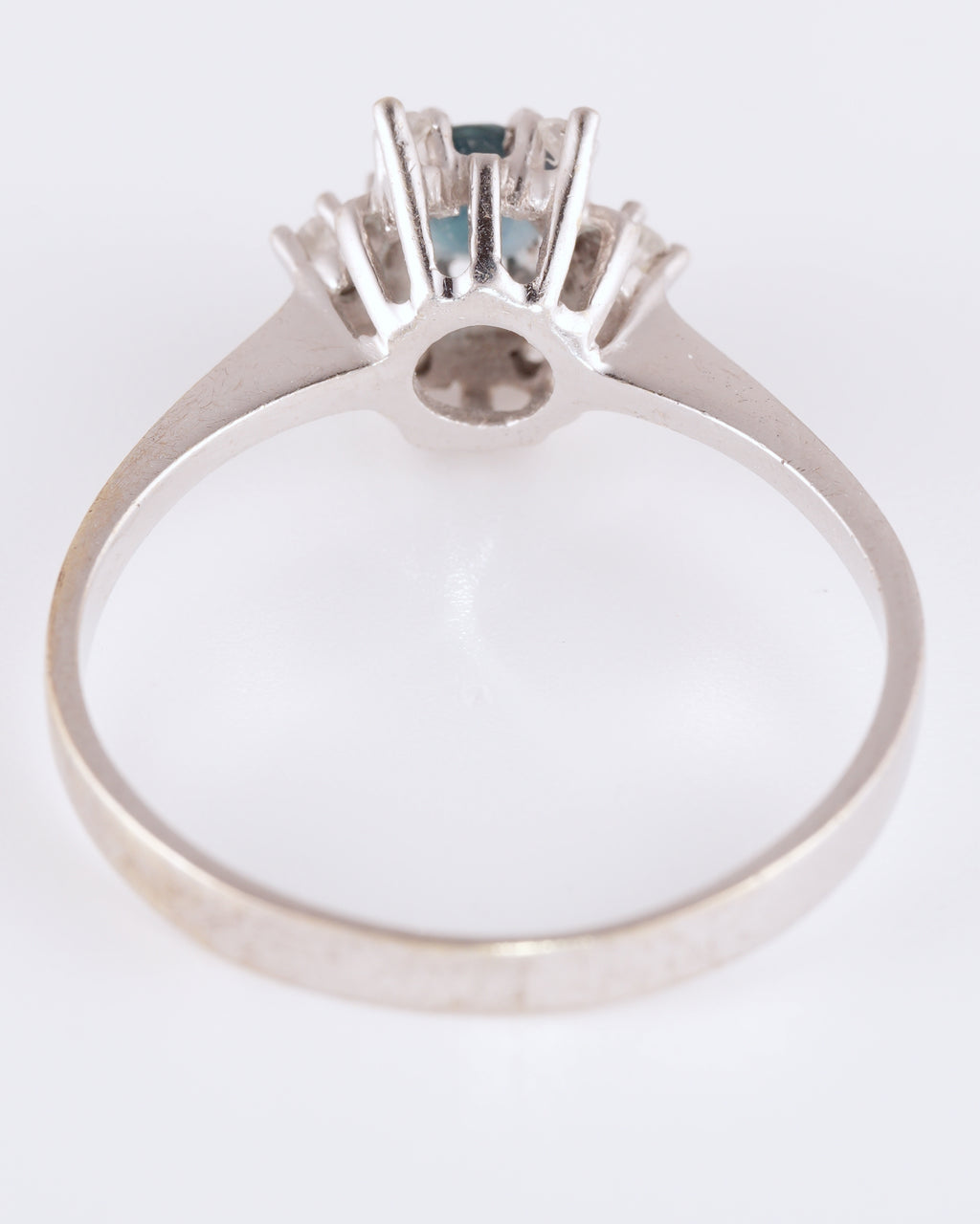 Zeitlos eleganter Entourage-Ring im klassischen Design mit funkelndem Kranz