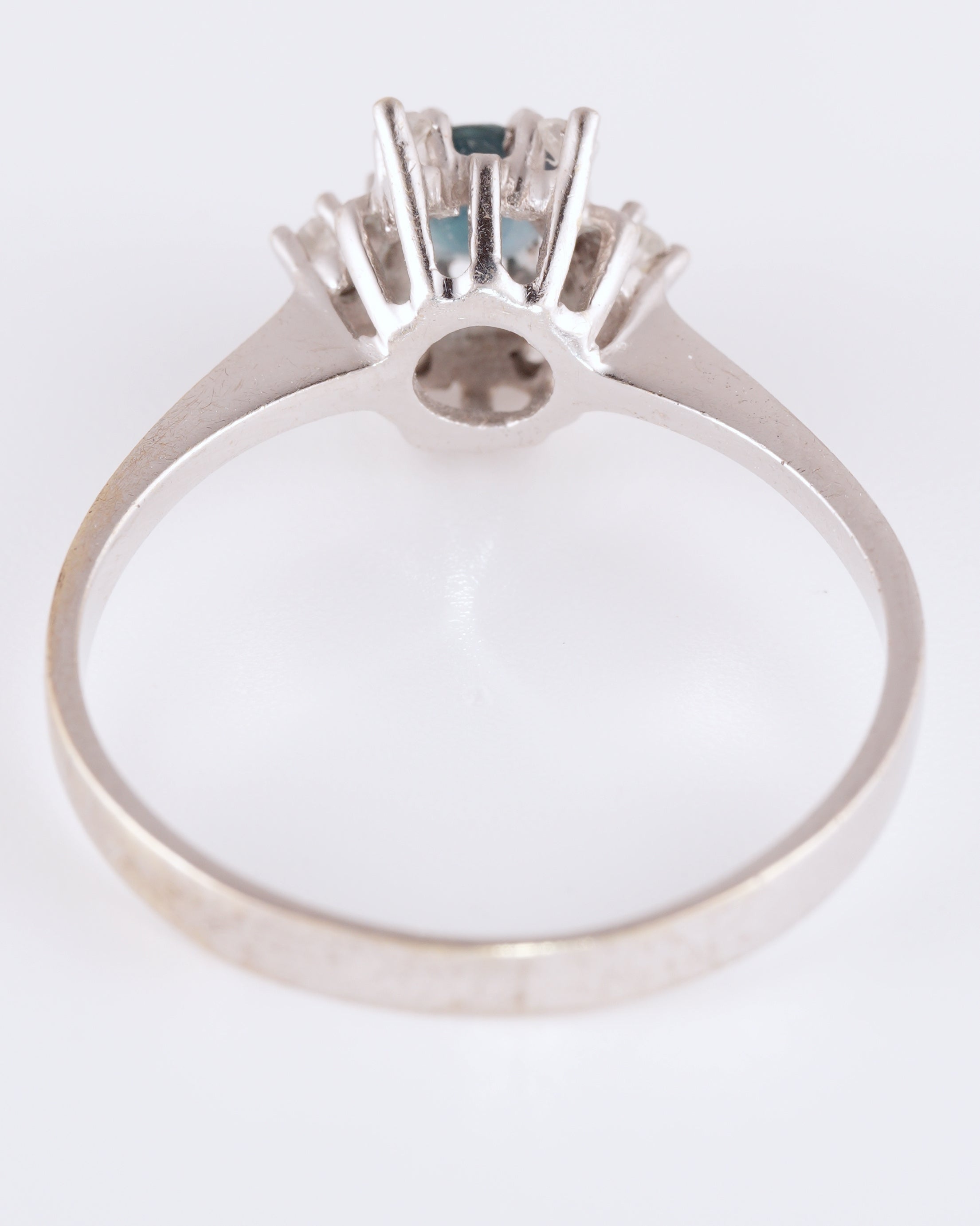 Zeitlos eleganter Entourage-Ring im klassischen Design mit funkelndem Kranz
