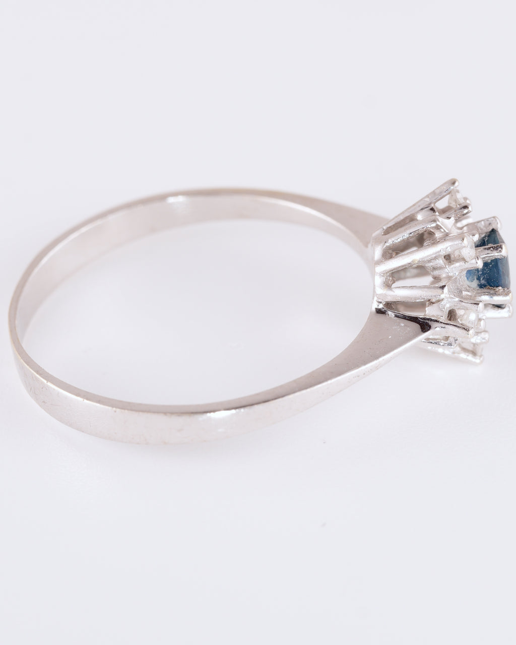 Zeitlos eleganter Entourage-Ring im klassischen Design mit funkelndem Kranz