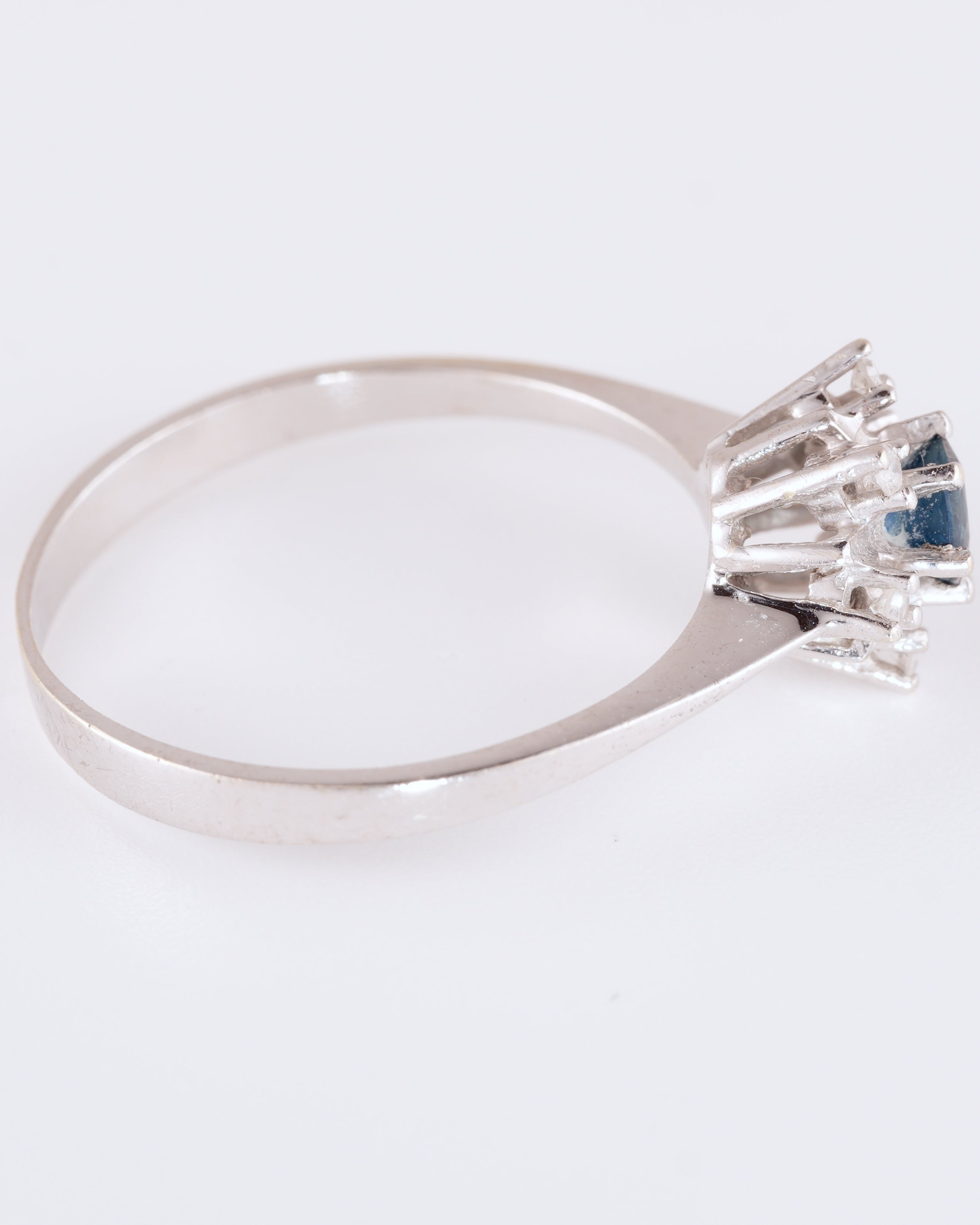 Zeitlos eleganter Entourage-Ring im klassischen Design mit funkelndem Kranz