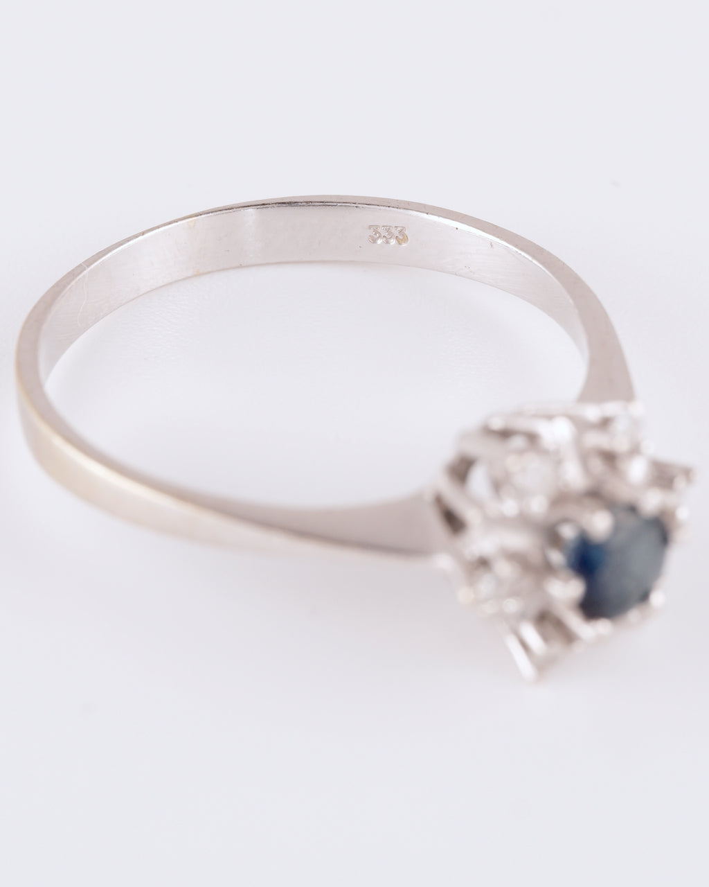 Zeitlos eleganter Entourage-Ring im klassischen Design mit funkelndem Kranz