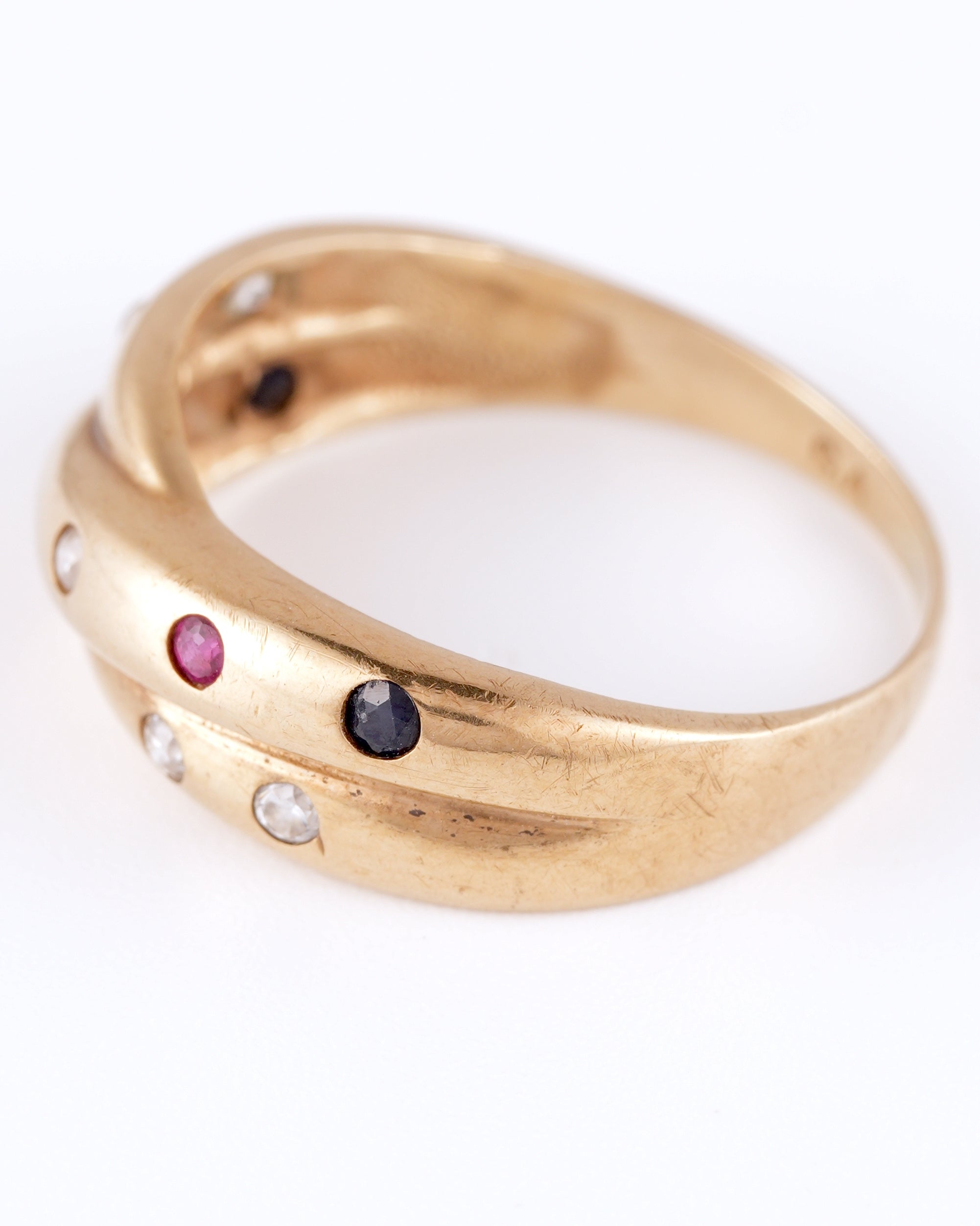 Verspielter Vintage-Ring im Crossover-Design mit bunten Edelstein-Akzenten
