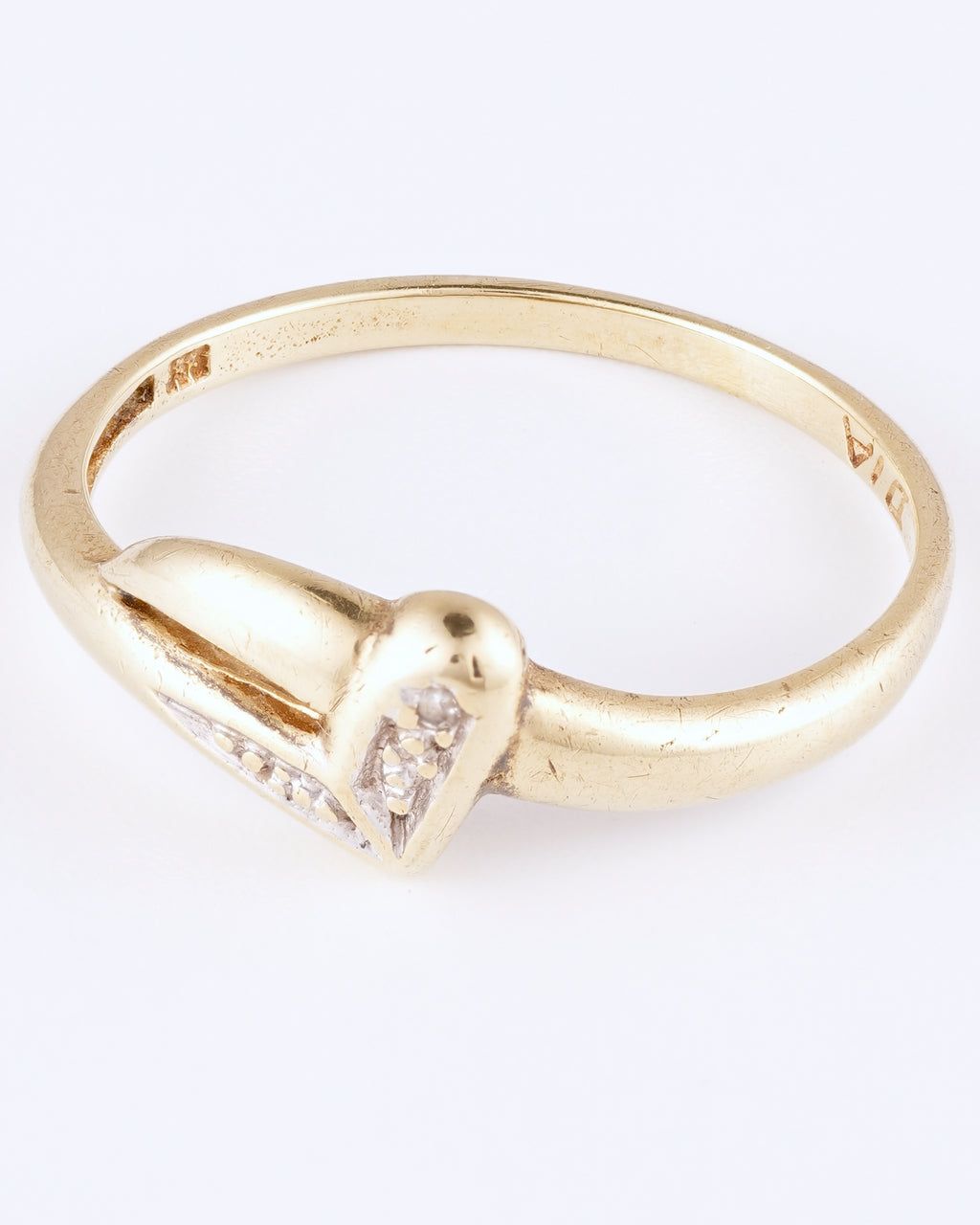 Zarter Vintage-Ring mit asymmetrischer Silhouette und funkelnden Akzenten