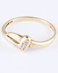 Zarter Vintage-Ring mit asymmetrischer Silhouette und funkelnden Akzenten