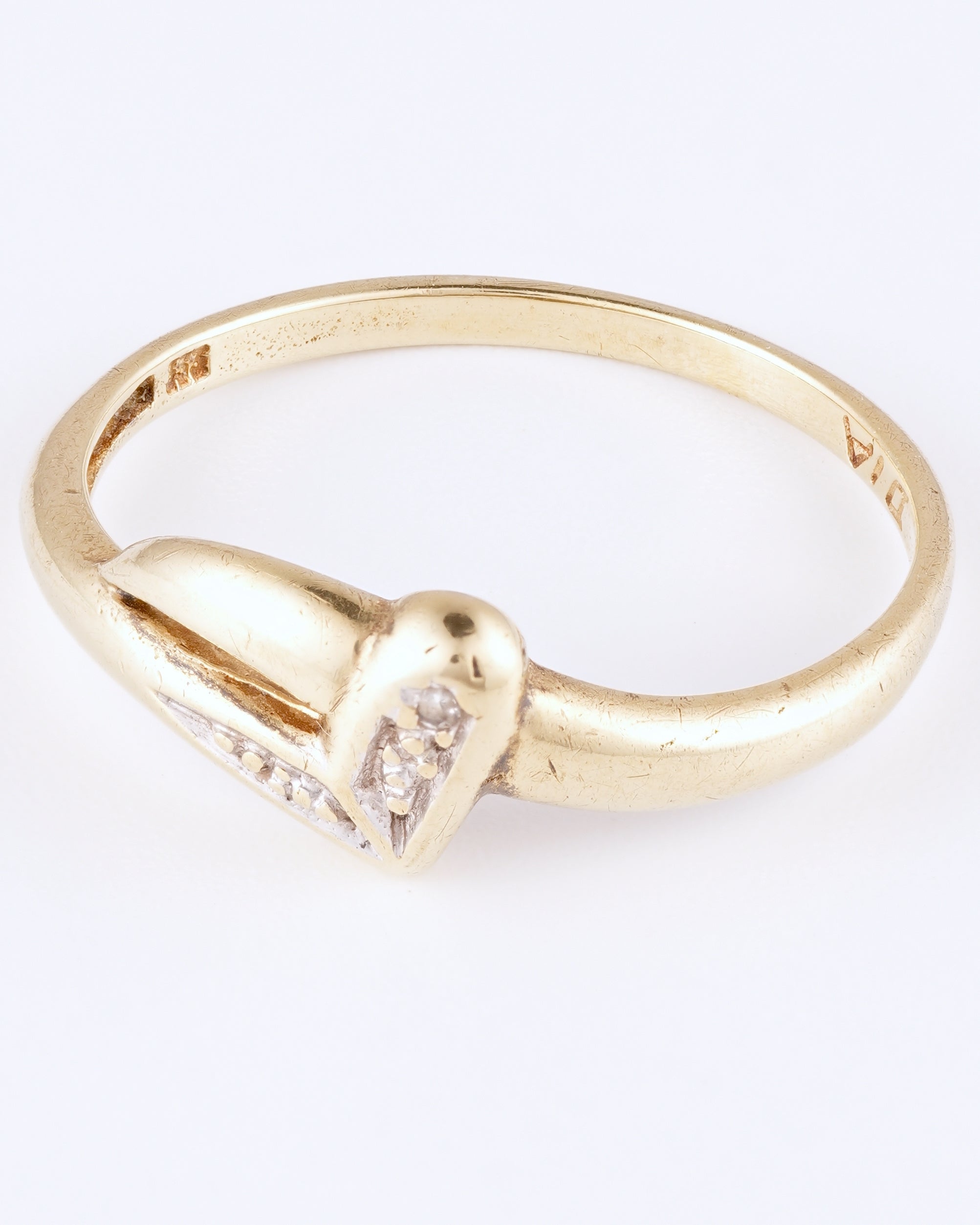 Zarter Vintage-Ring mit asymmetrischer Silhouette und funkelnden Akzenten