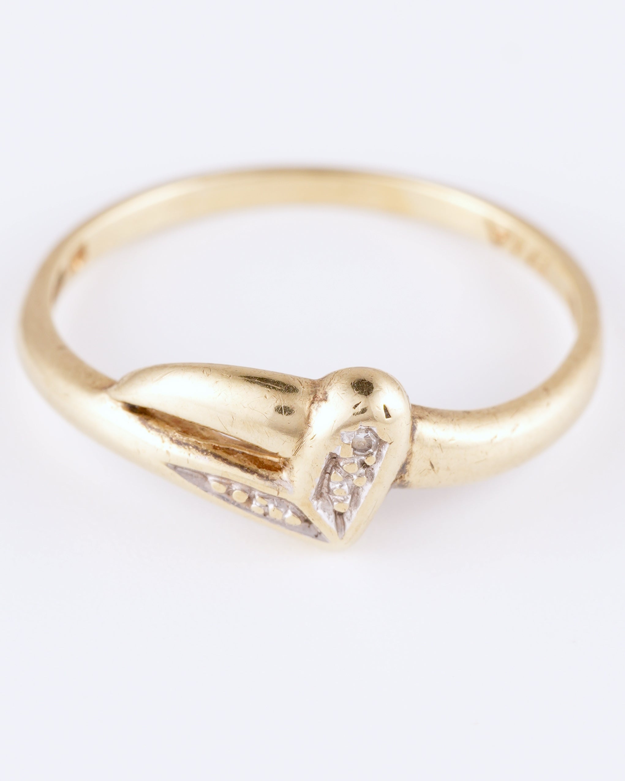 Zarter Vintage-Ring mit asymmetrischer Silhouette und funkelnden Akzenten