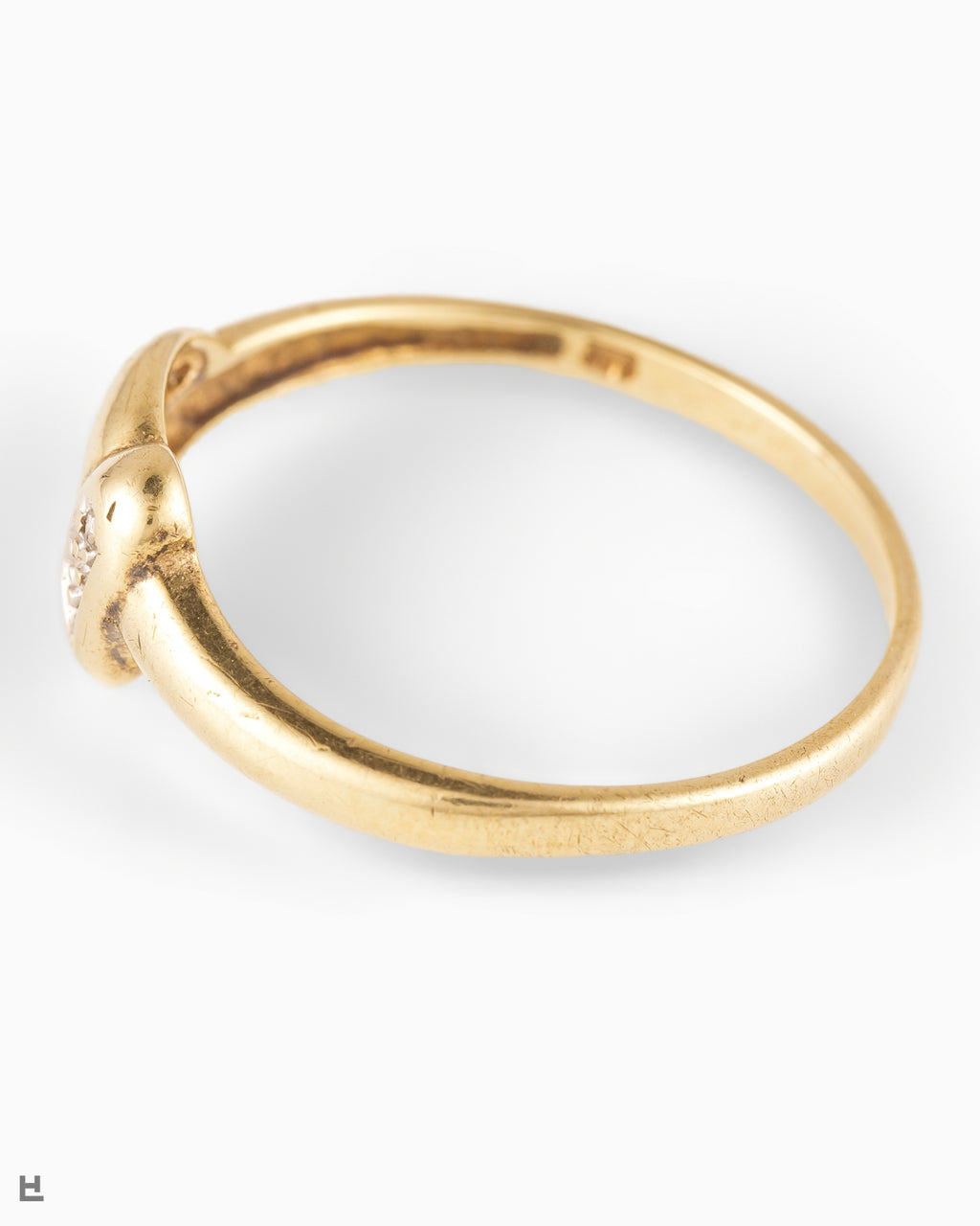 Delicado Anillo Vintage con Silueta Asimétrica y Detalles Brillantes