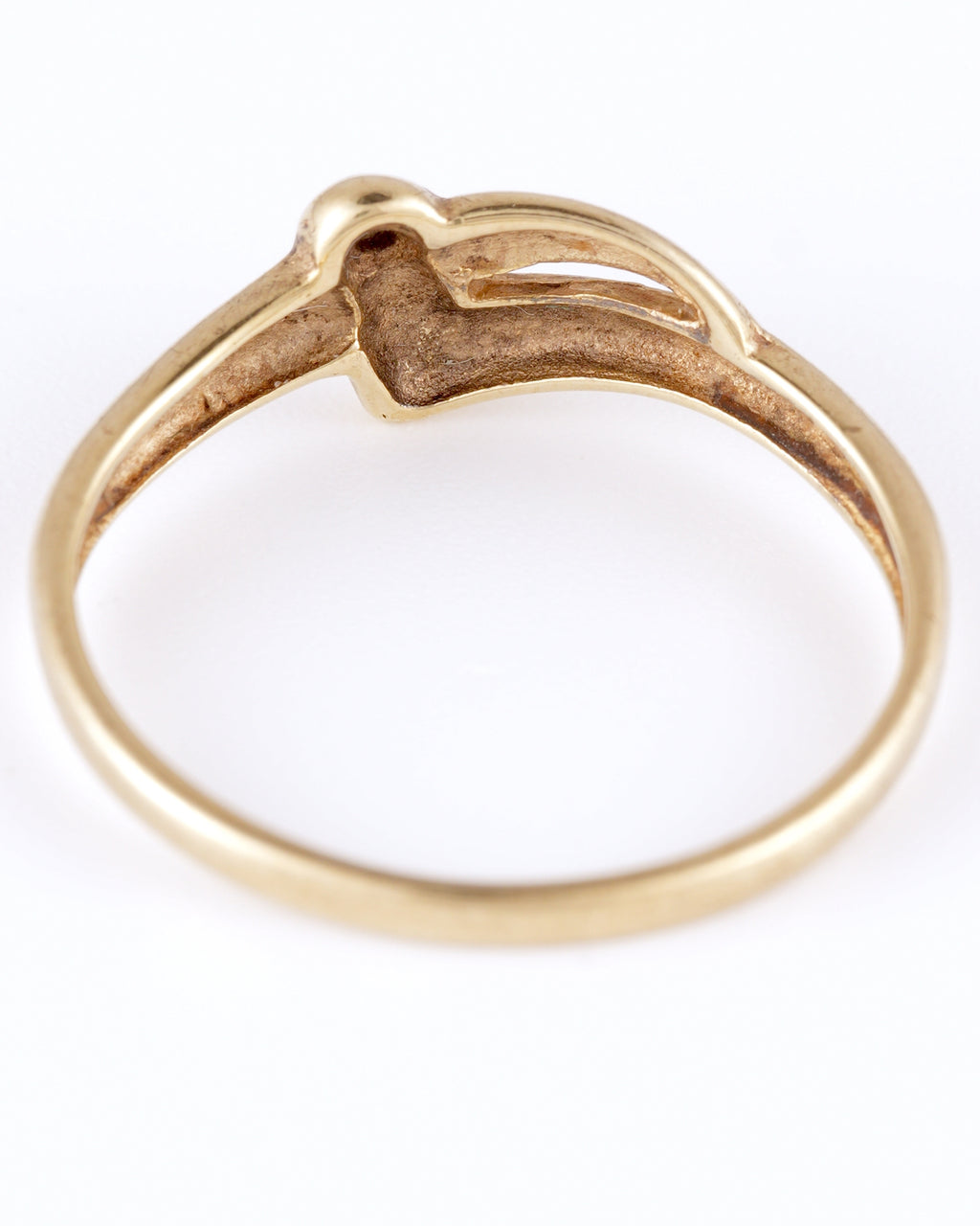 Zarter Vintage-Ring mit asymmetrischer Silhouette und funkelnden Akzenten