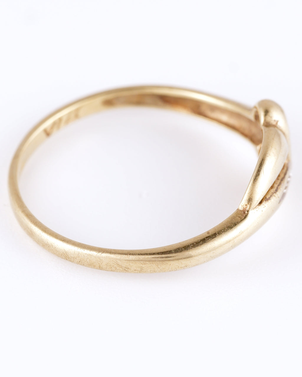 Zarter Vintage-Ring mit asymmetrischer Silhouette und funkelnden Akzenten