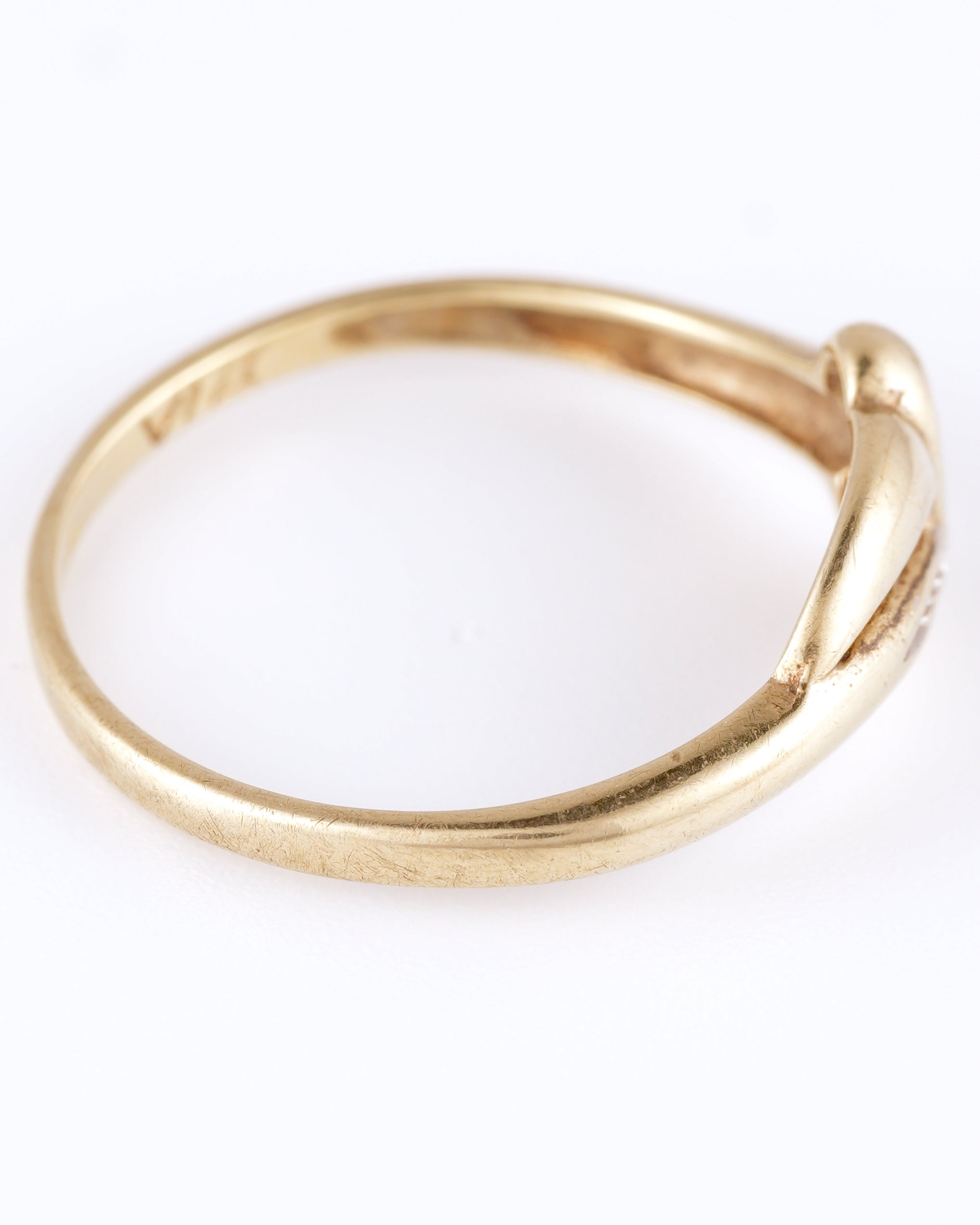 Zarter Vintage-Ring mit asymmetrischer Silhouette und funkelnden Akzenten