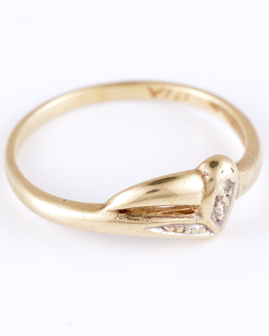 Zarter Vintage-Ring mit asymmetrischer Silhouette und funkelnden Akzenten