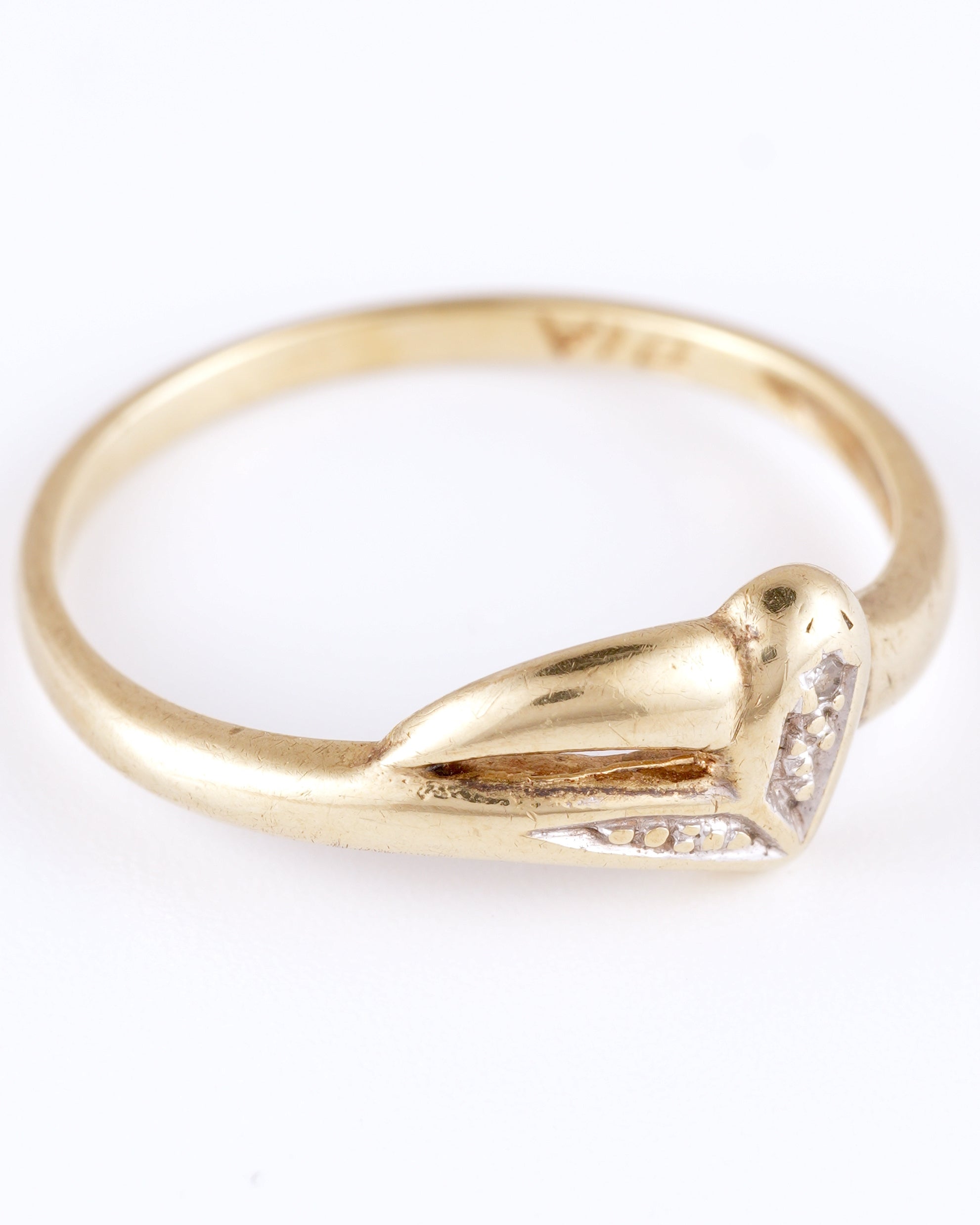 Zarter Vintage-Ring mit asymmetrischer Silhouette und funkelnden Akzenten