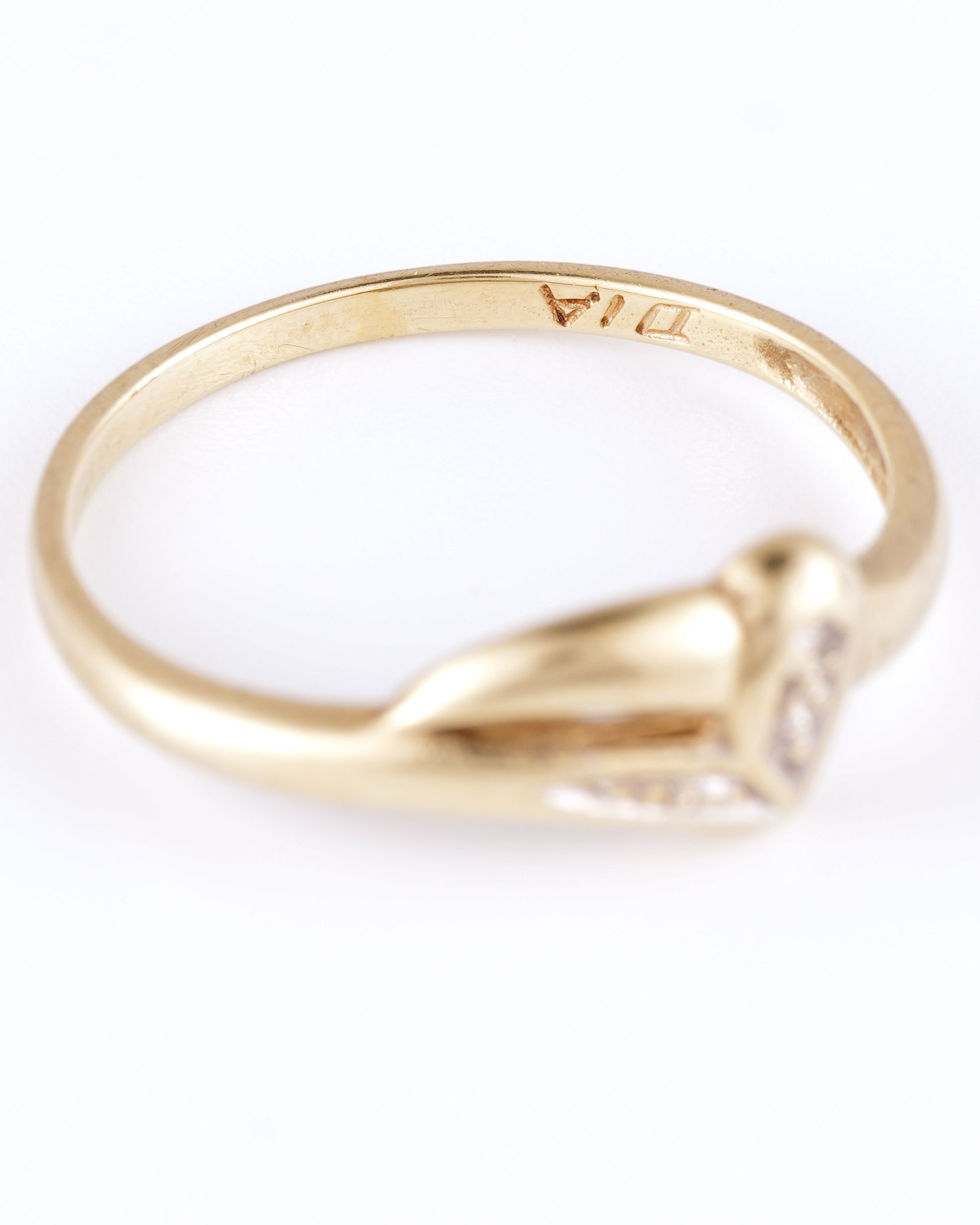 Zarter Vintage-Ring mit asymmetrischer Silhouette und funkelnden Akzenten