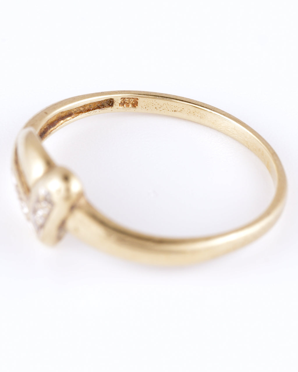 Zarter Vintage-Ring mit asymmetrischer Silhouette und funkelnden Akzenten