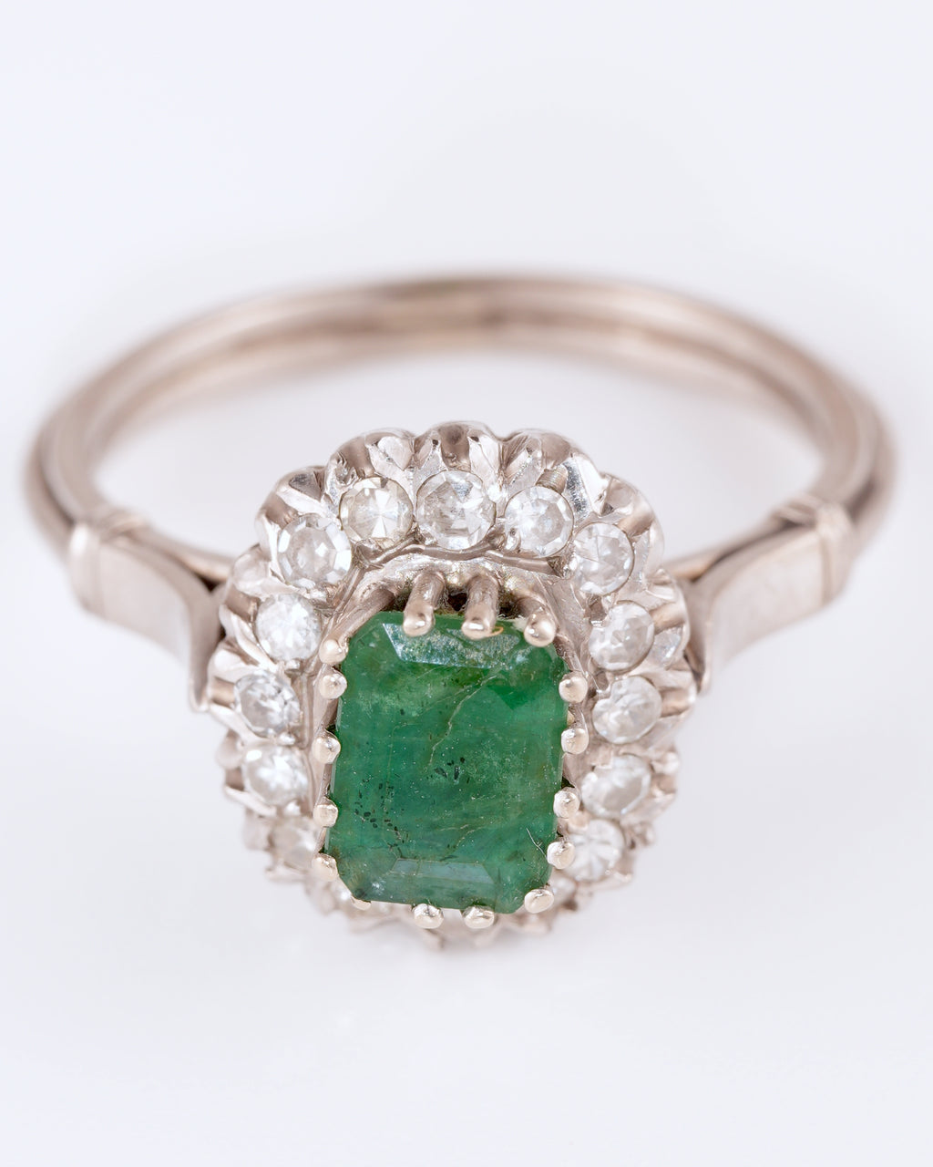 Clásico Anillo Entourage con Piedra Verde Rectangular y Halo Brillante