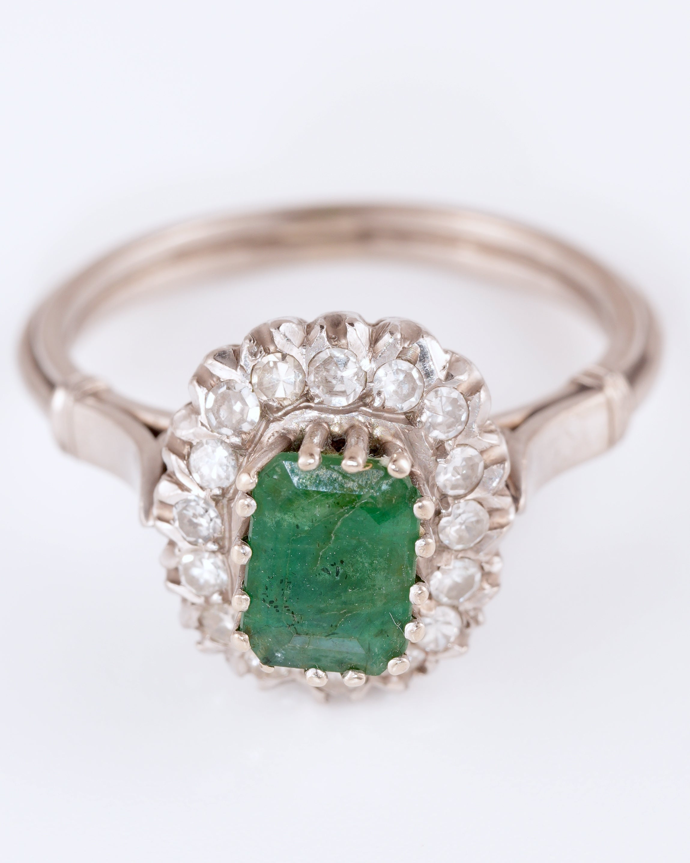 Clásico Anillo Entourage con Piedra Verde Rectangular y Halo Brillante