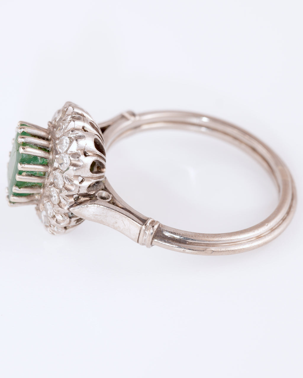 Clásico Anillo Entourage con Piedra Verde Rectangular y Halo Brillante