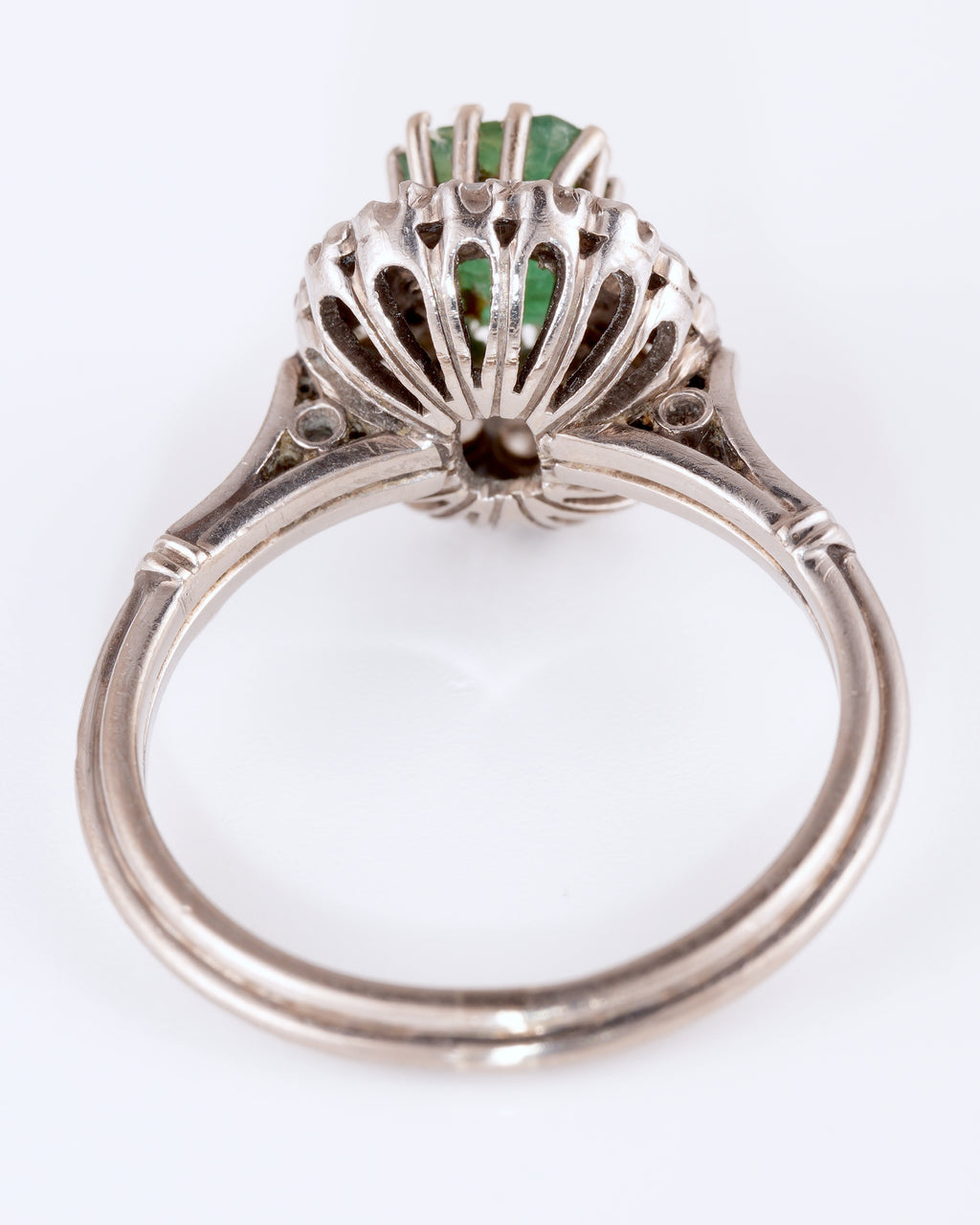 Clásico Anillo Entourage con Piedra Verde Rectangular y Halo Brillante