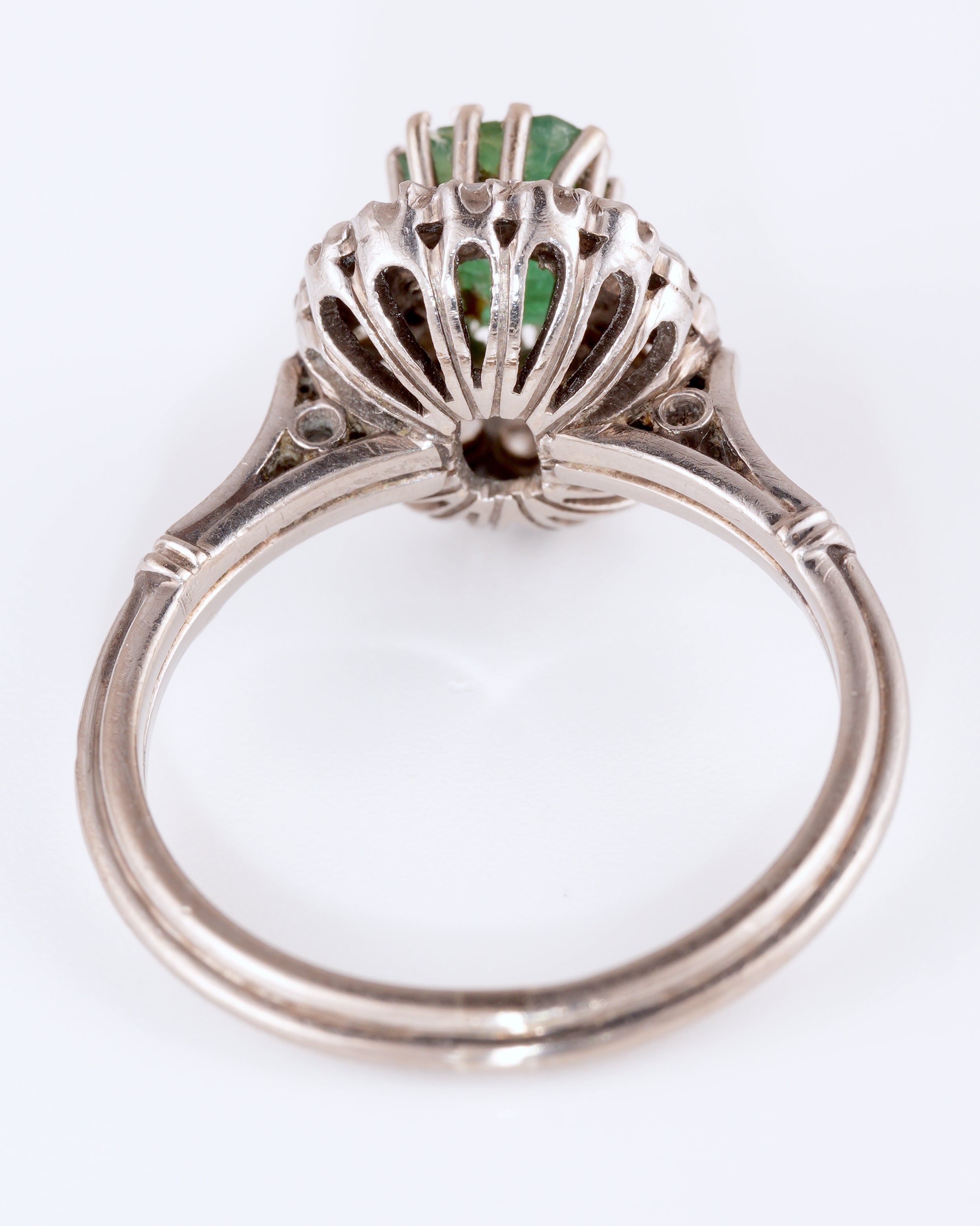 Klassischer Entourage-Ring mit rechteckigem grünem Farbstein und funkelndem Halo