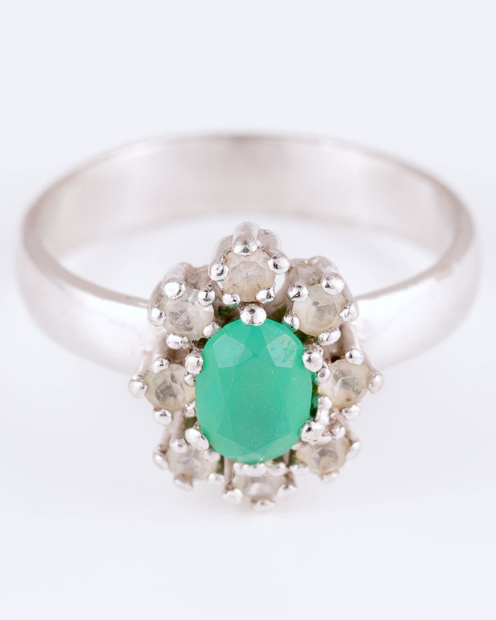 Classique Bague avec Pierre Vert Pastel et Halo Scintillant