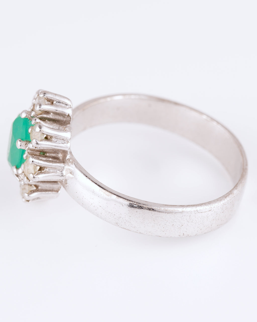 Classique Bague avec Pierre Vert Pastel et Halo Scintillant