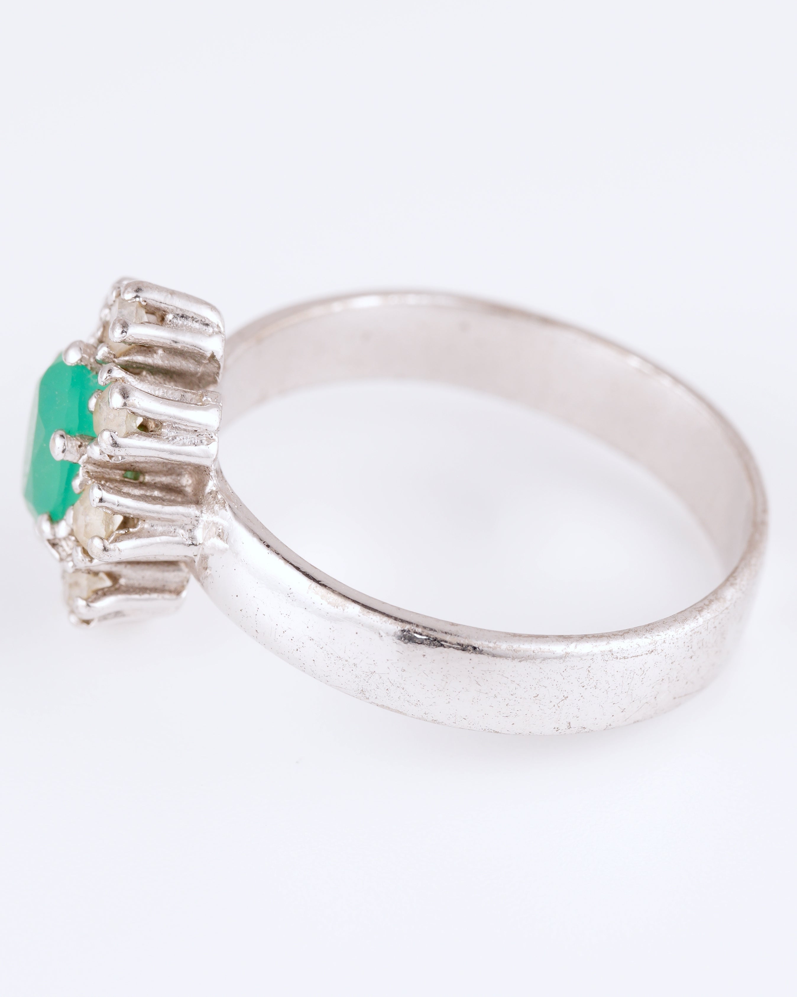 Klassischer Ring mit pastellgrünem Farbstein und funkelndem Kranz