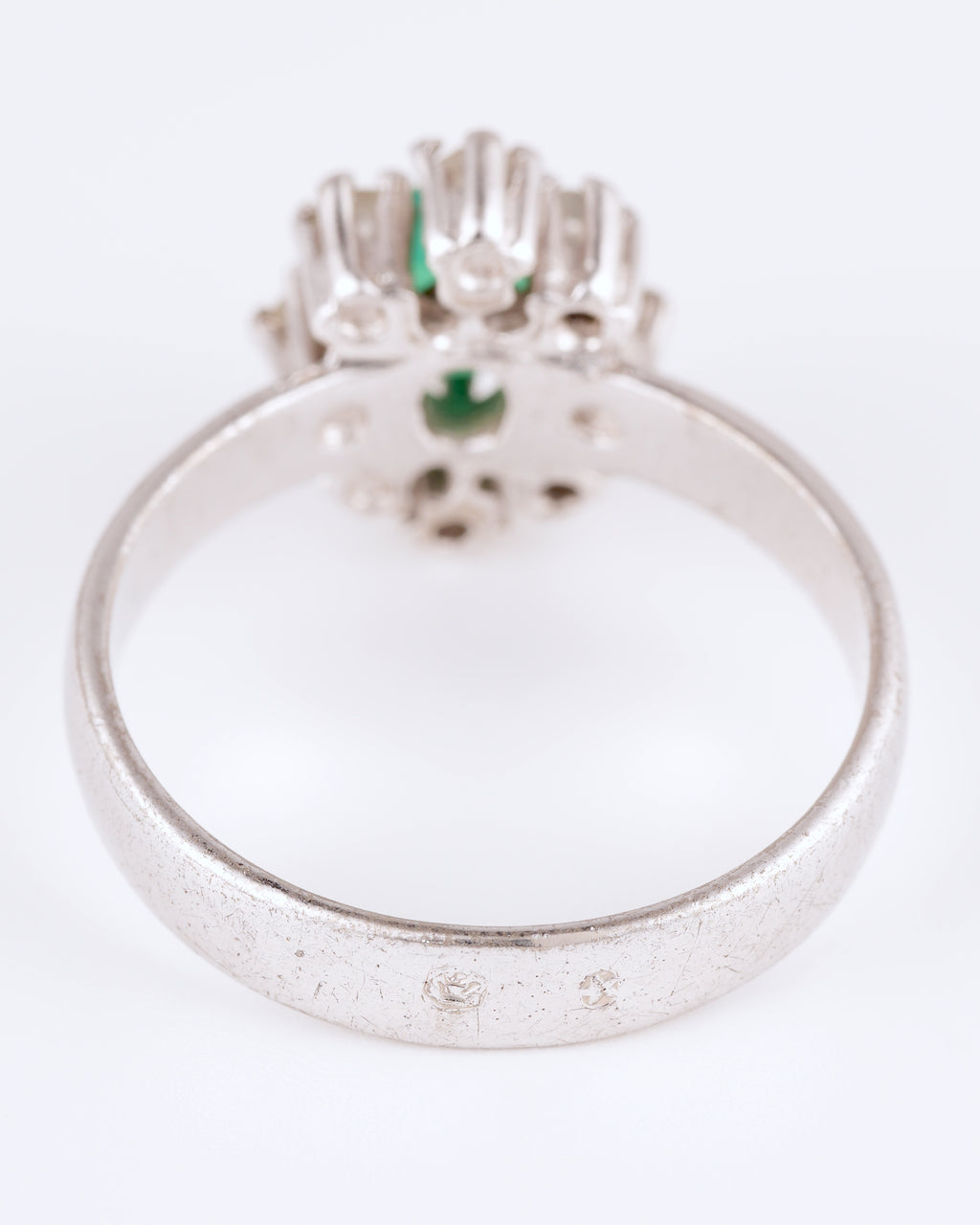 Classique Bague avec Pierre Vert Pastel et Halo Scintillant