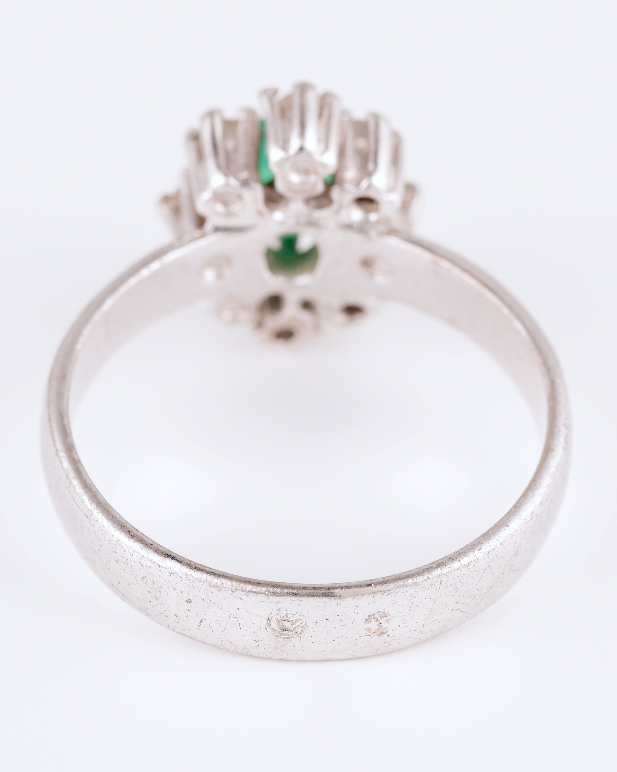 Klassischer Ring mit pastellgrünem Farbstein und funkelndem Kranz