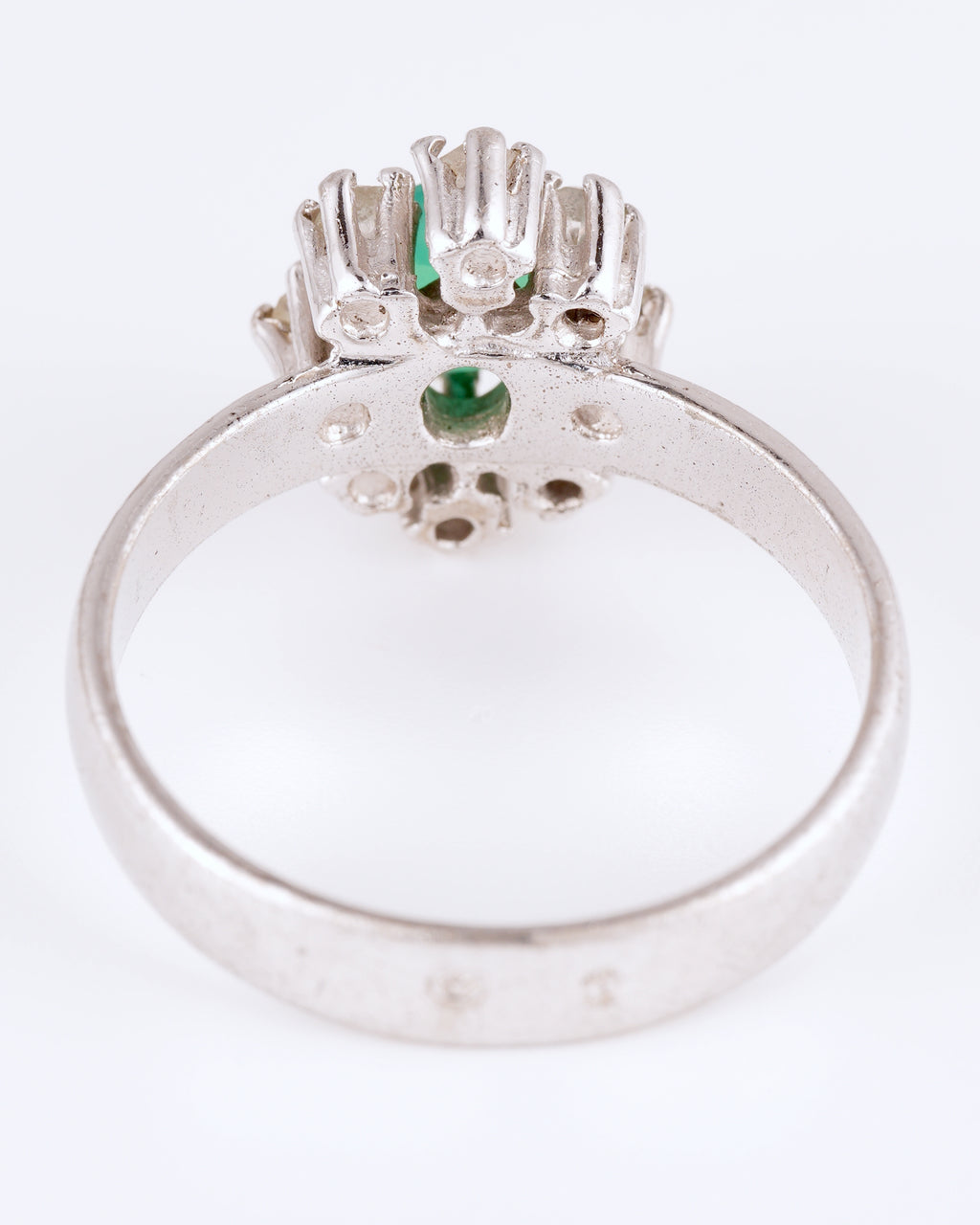 Classique Bague avec Pierre Vert Pastel et Halo Scintillant