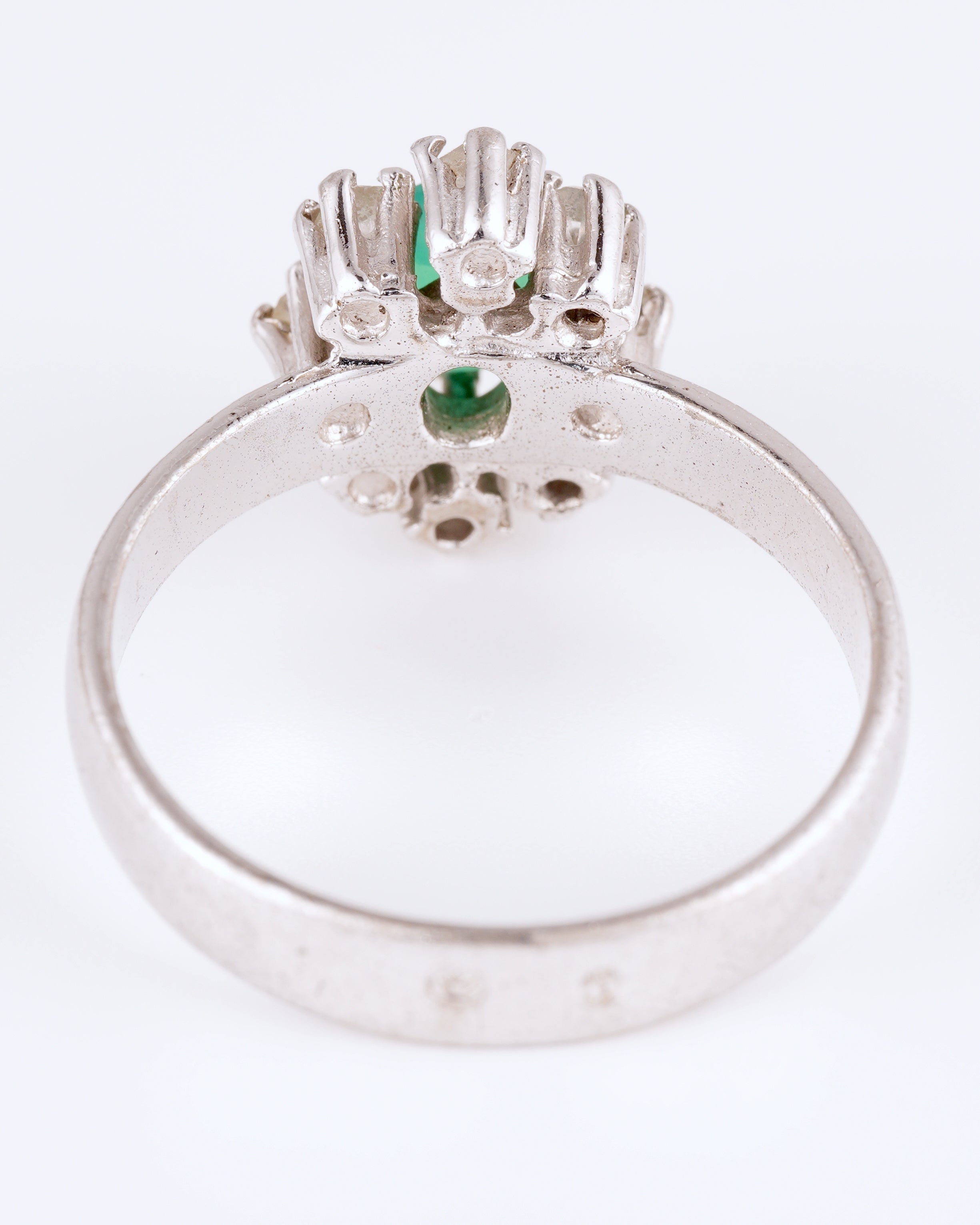 Klassischer Ring mit pastellgrünem Farbstein und funkelndem Kranz