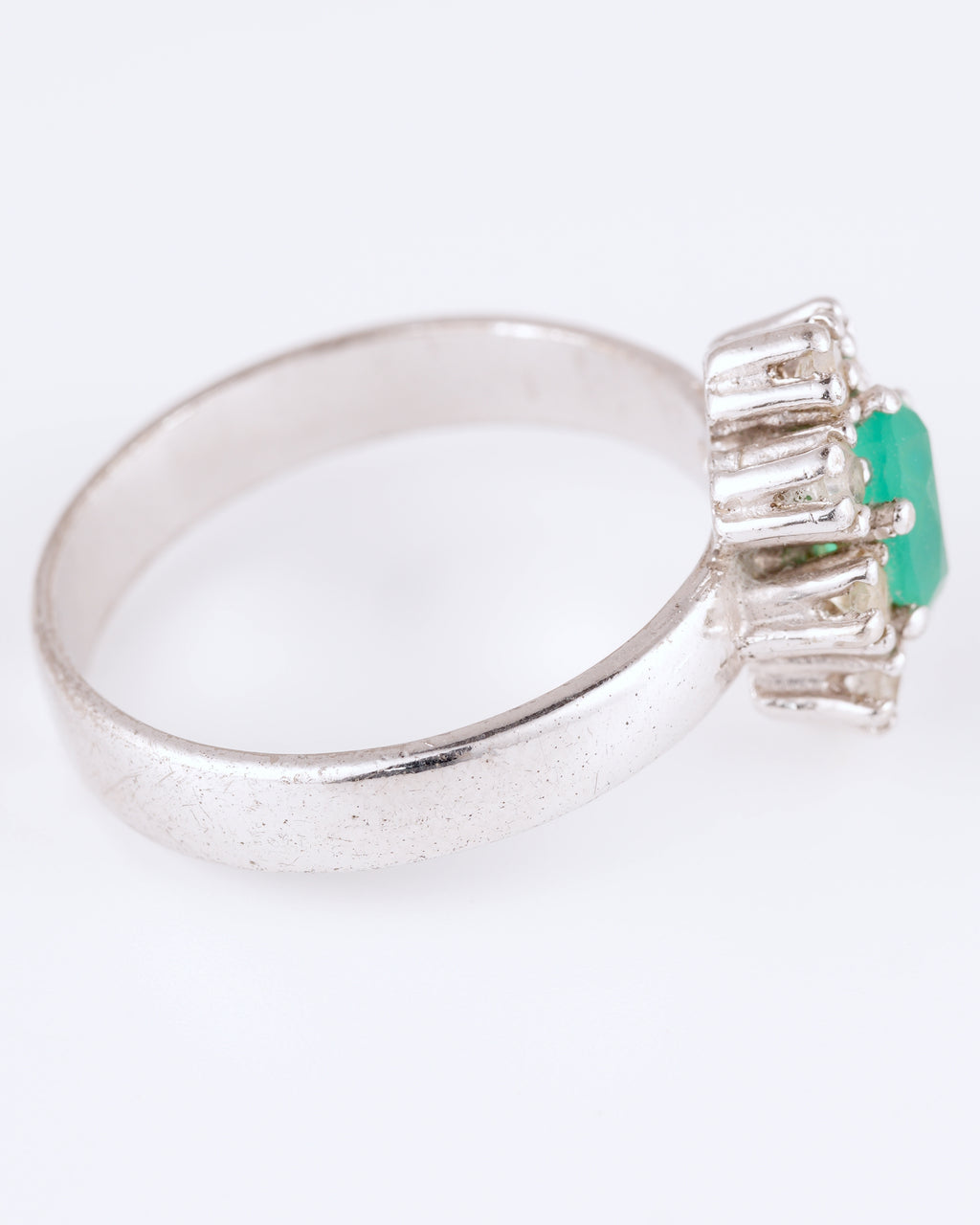 Classique Bague avec Pierre Vert Pastel et Halo Scintillant