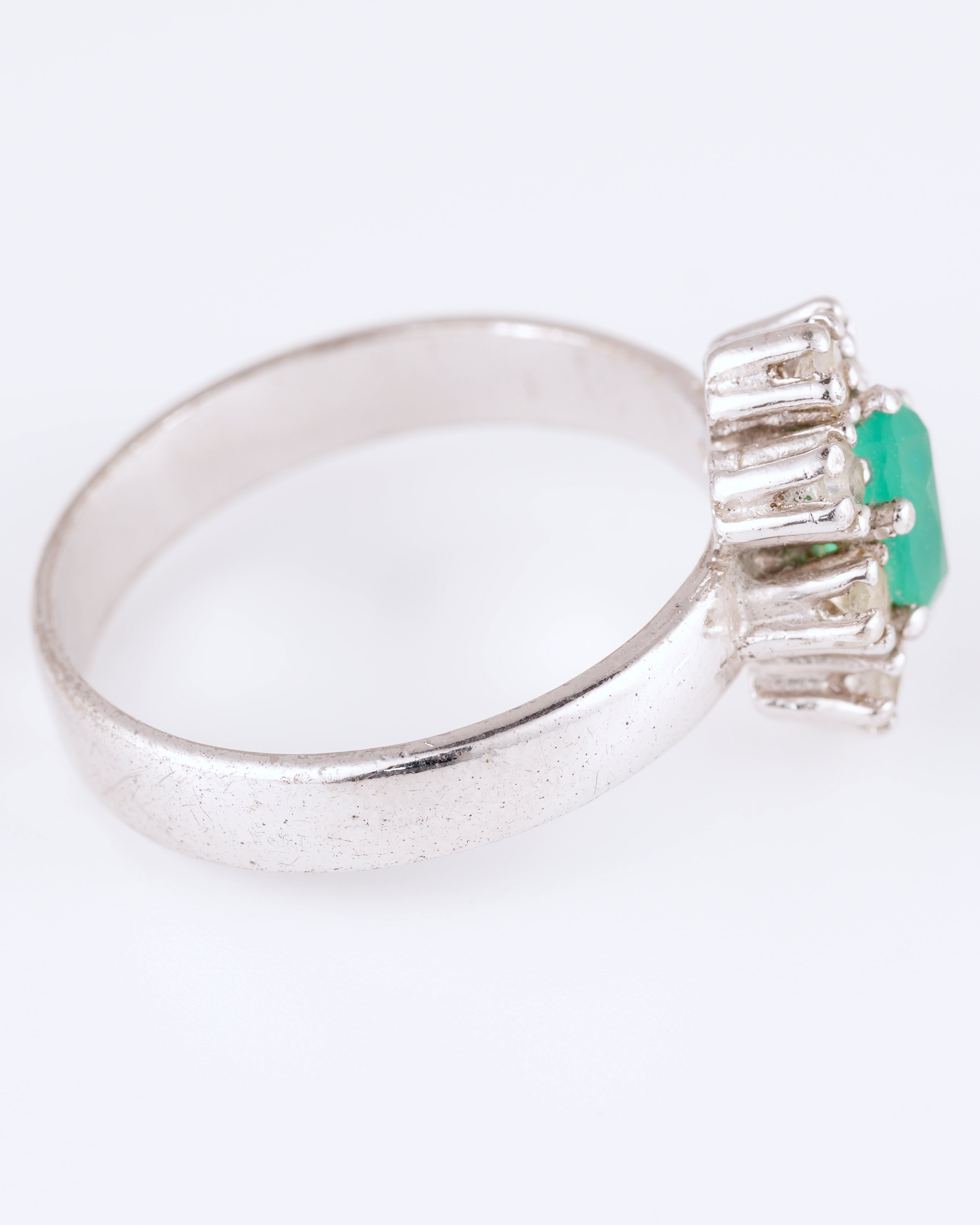 Klassischer Ring mit pastellgrünem Farbstein und funkelndem Kranz